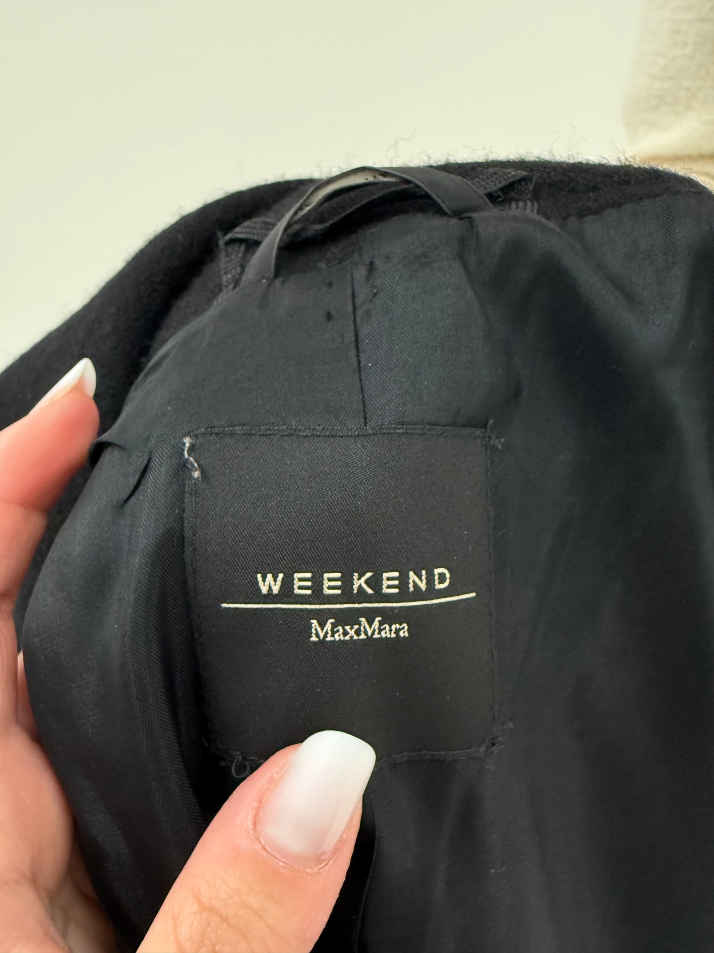 Palton Max Mara negru din lana extrafina în croi deosebit