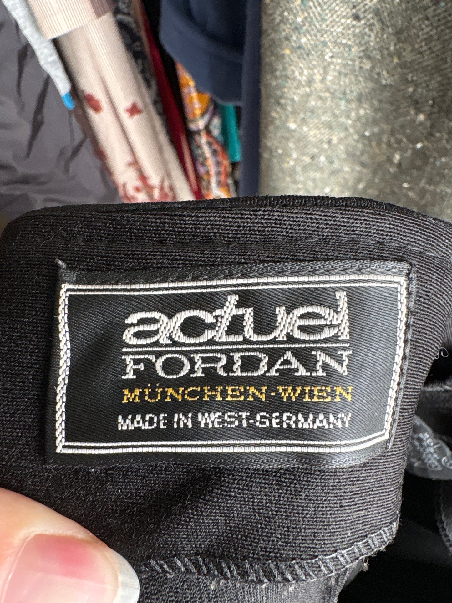 Pantaloni negri din lana plină usor structurată cu talie înaltă