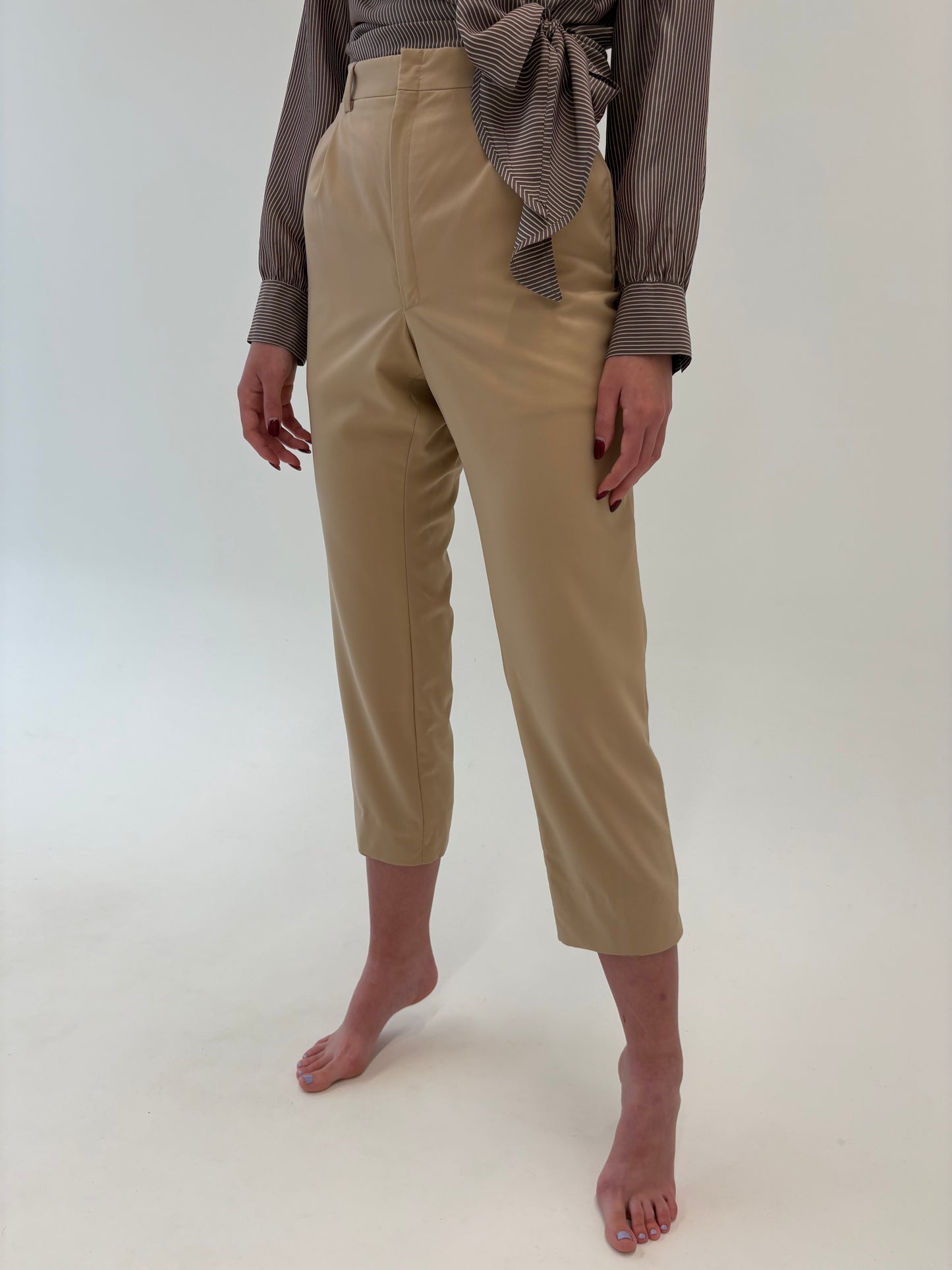 Pantaloni camel petite din lana extrafina cu talie ușor mai generoasă