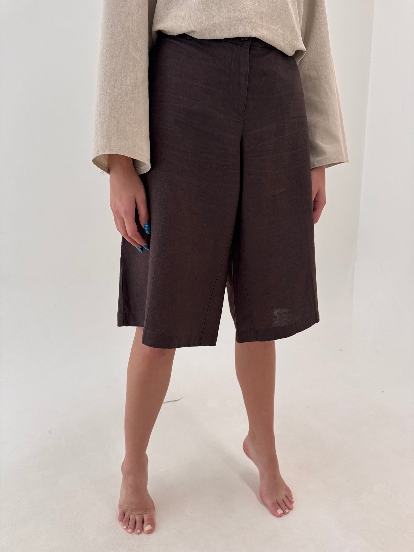 Pantaloni midi chocolate brown din pânză de in în croi actual