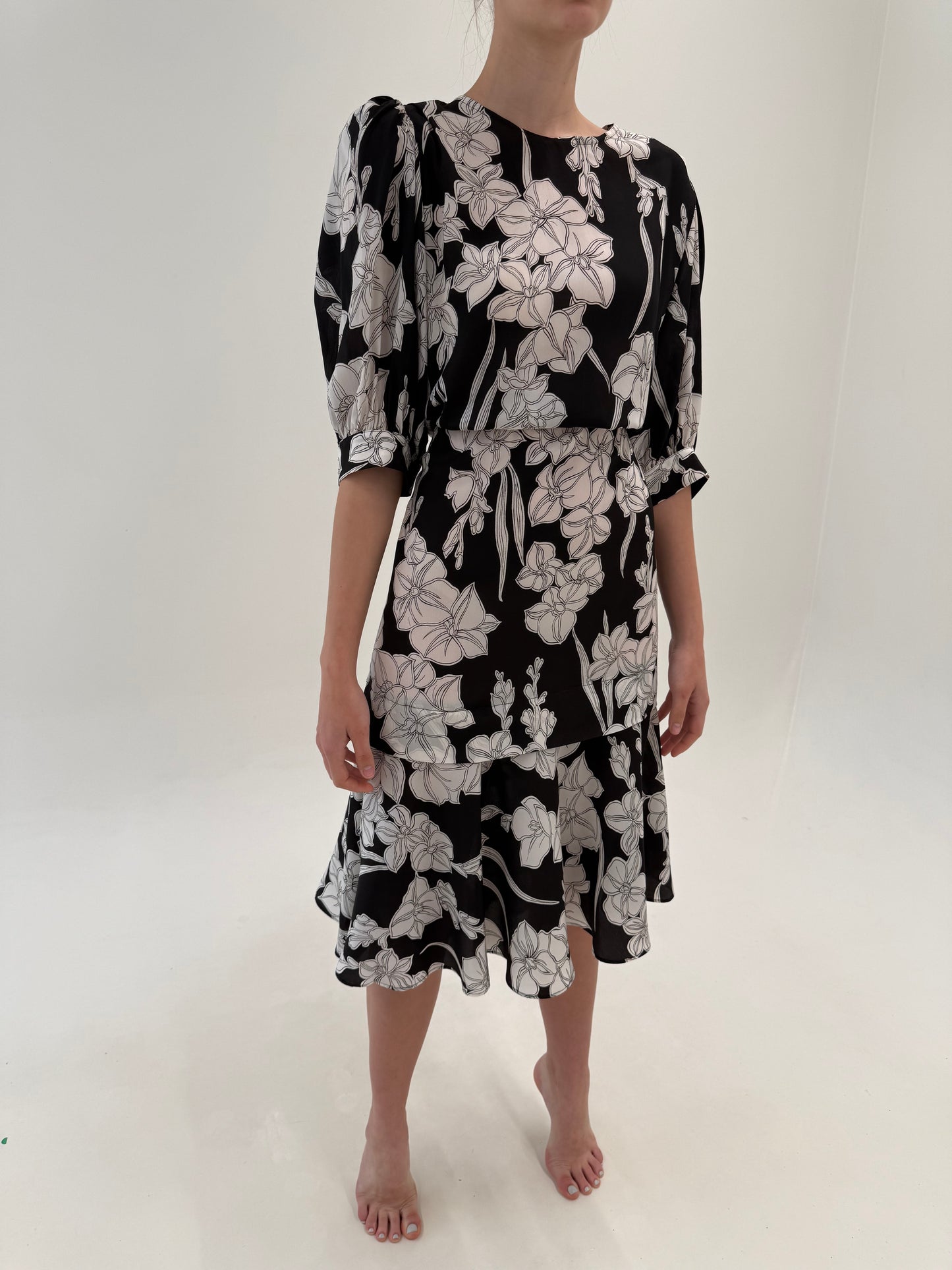 Rochie vintage din crep de mătase naturală cu print floral alb negru și talie elastică