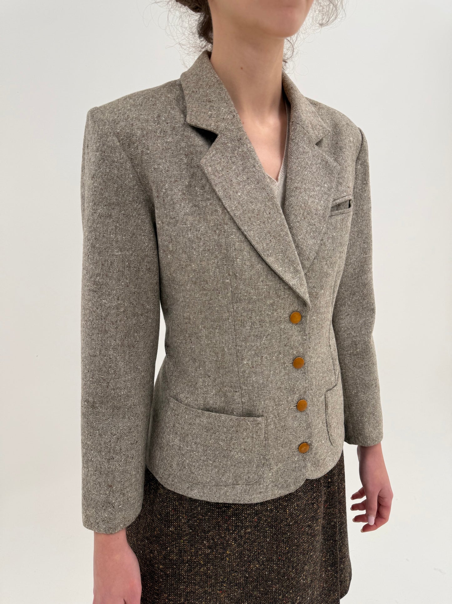 Sacou de brand luxury Cacharel din tweed Donegal warm gray cu inserții ivorie