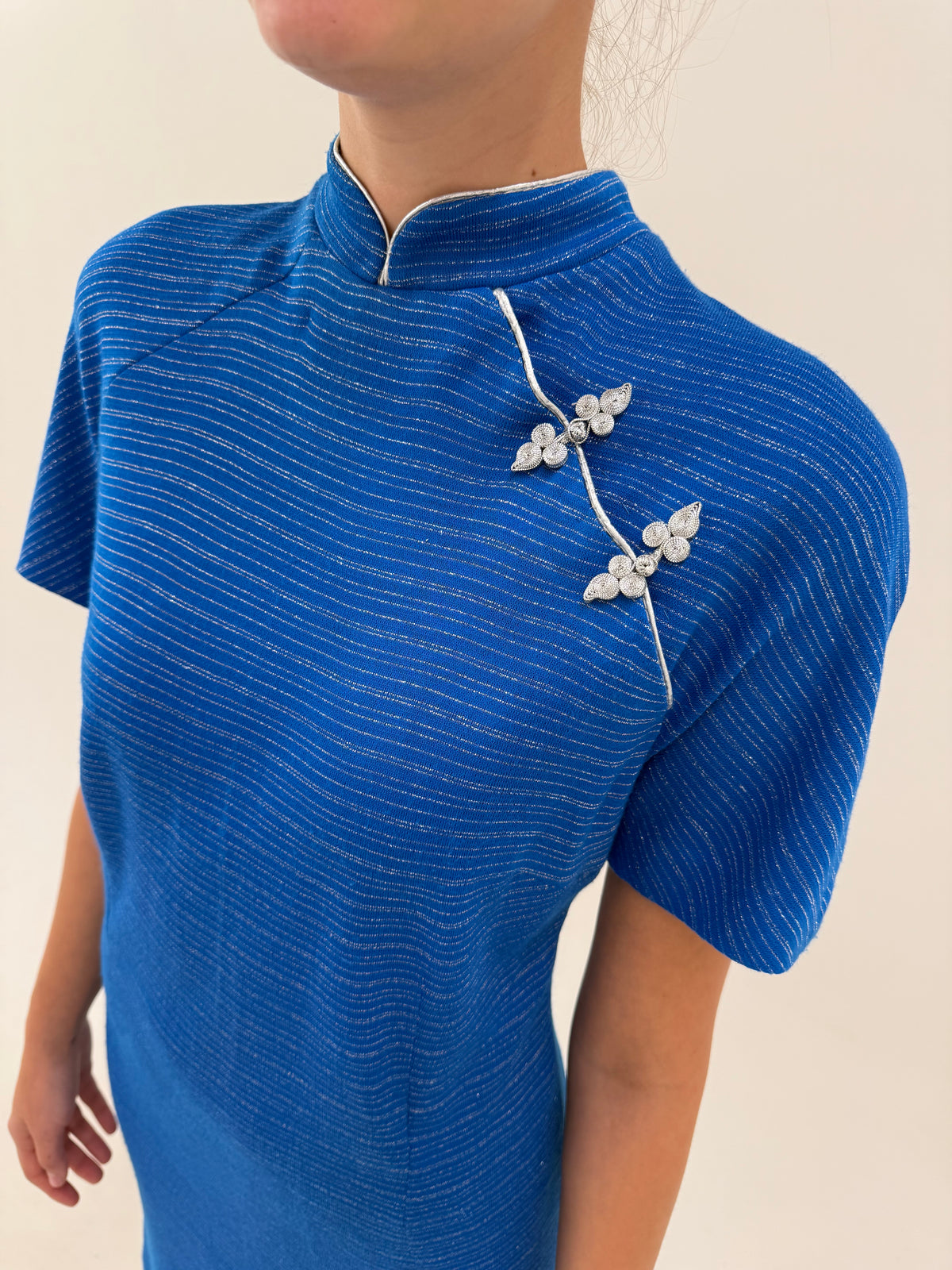 Set vintage cu influențe asiatice din tricot albastru ciel cu inserții fine de lurex argintiu