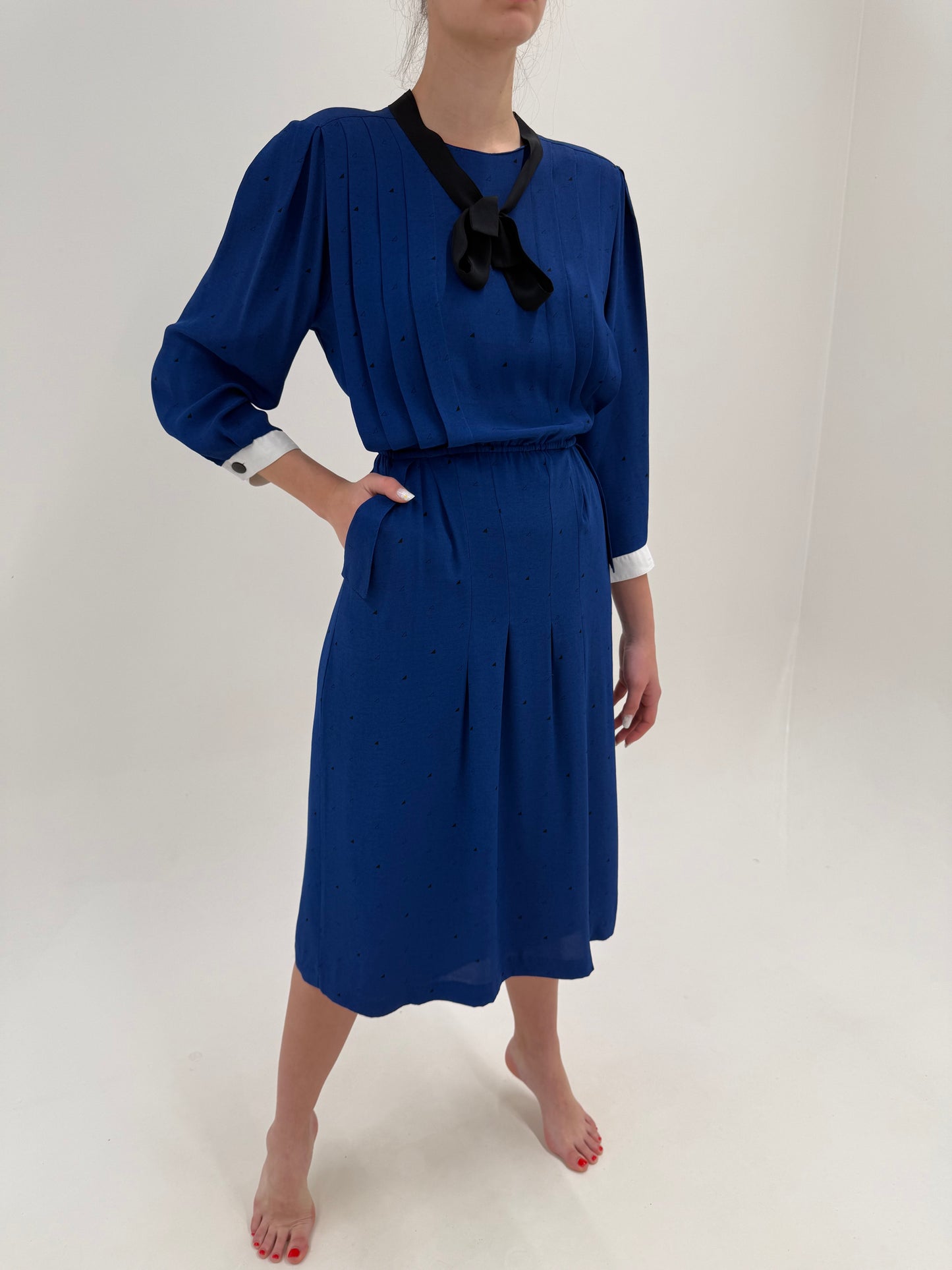 Rochie vintage albastru cerneală cu manșete contrastante și buzunare