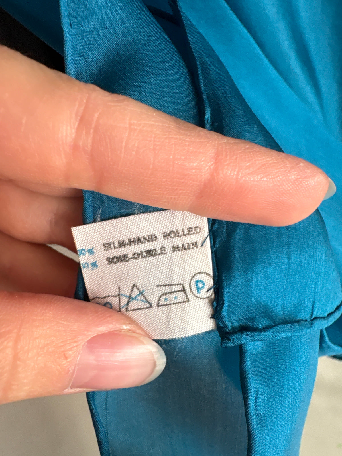 Eșarfă teal blue din mătase naturală ușor perlata și margini rulate manual