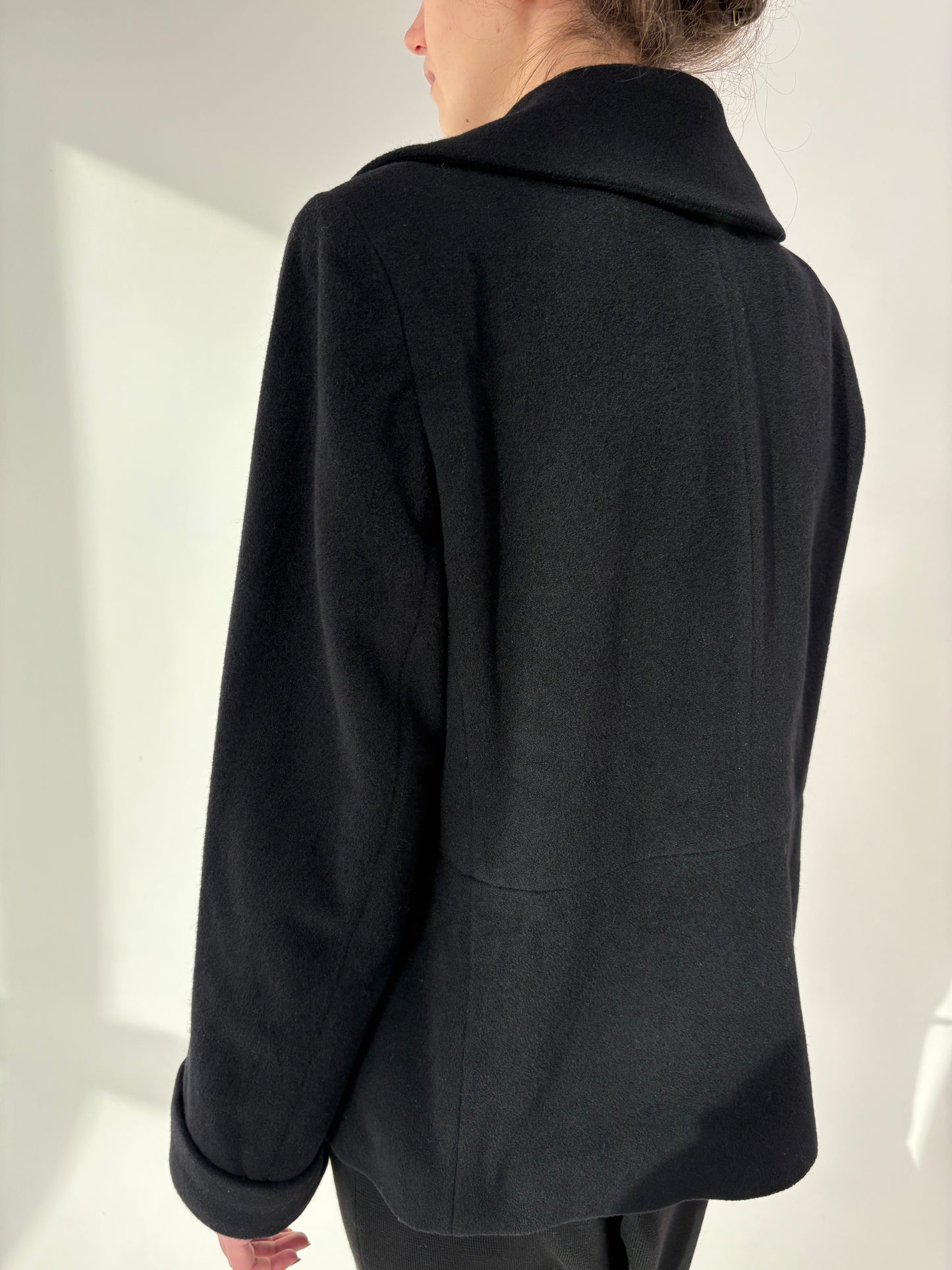 Jacheta cambrata neagră din stofă de lana cu cașmir pufoasă și groasă