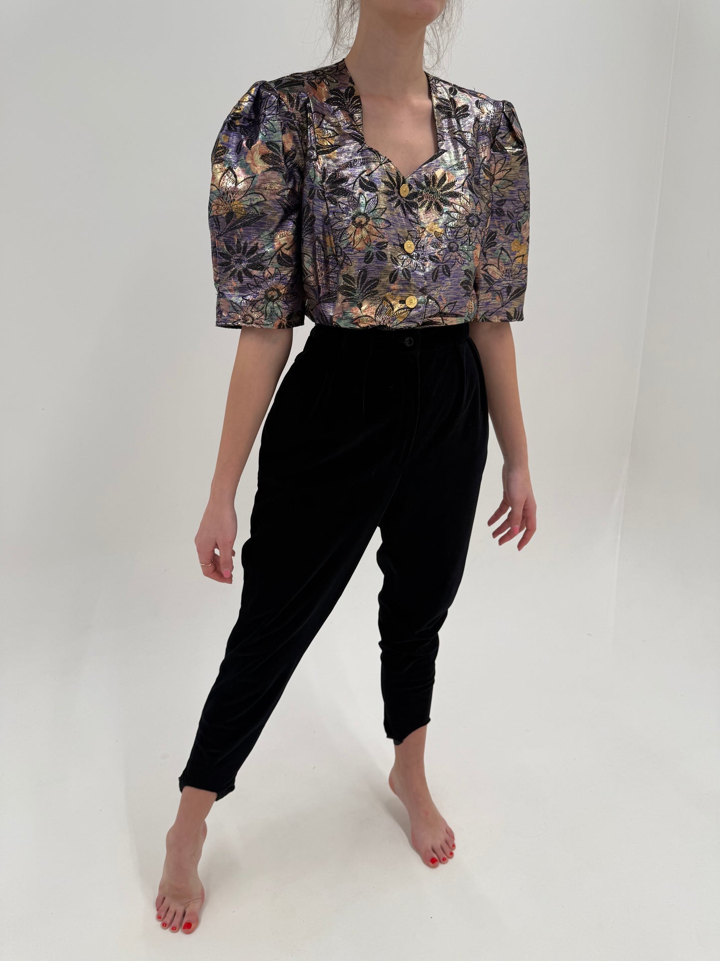 Pantaloni negri in croi super revenit în trend cu prindere sub talpa mom fit