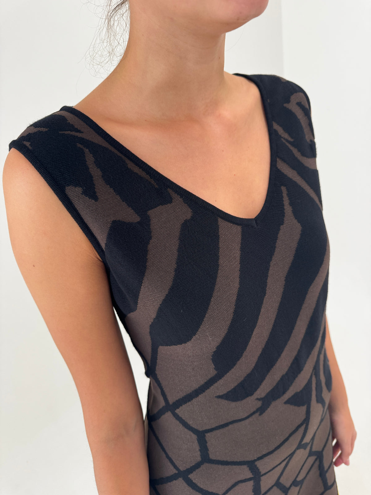 Rochie Escada excepțională din tricot chocolate brown cu print geometric în croi actual