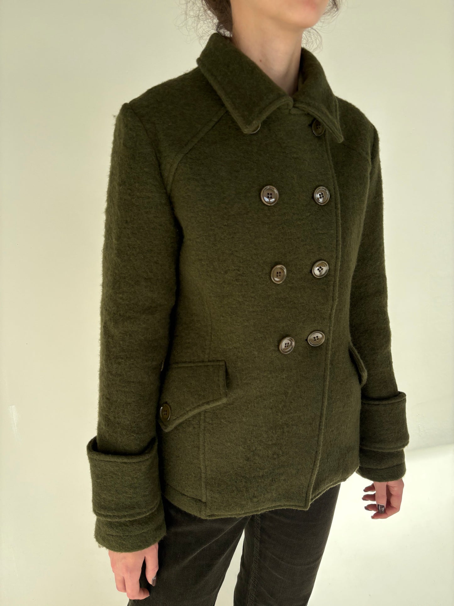 Jacheta kaki din boiled wool cu închidere dublă și croi ușor cambrat