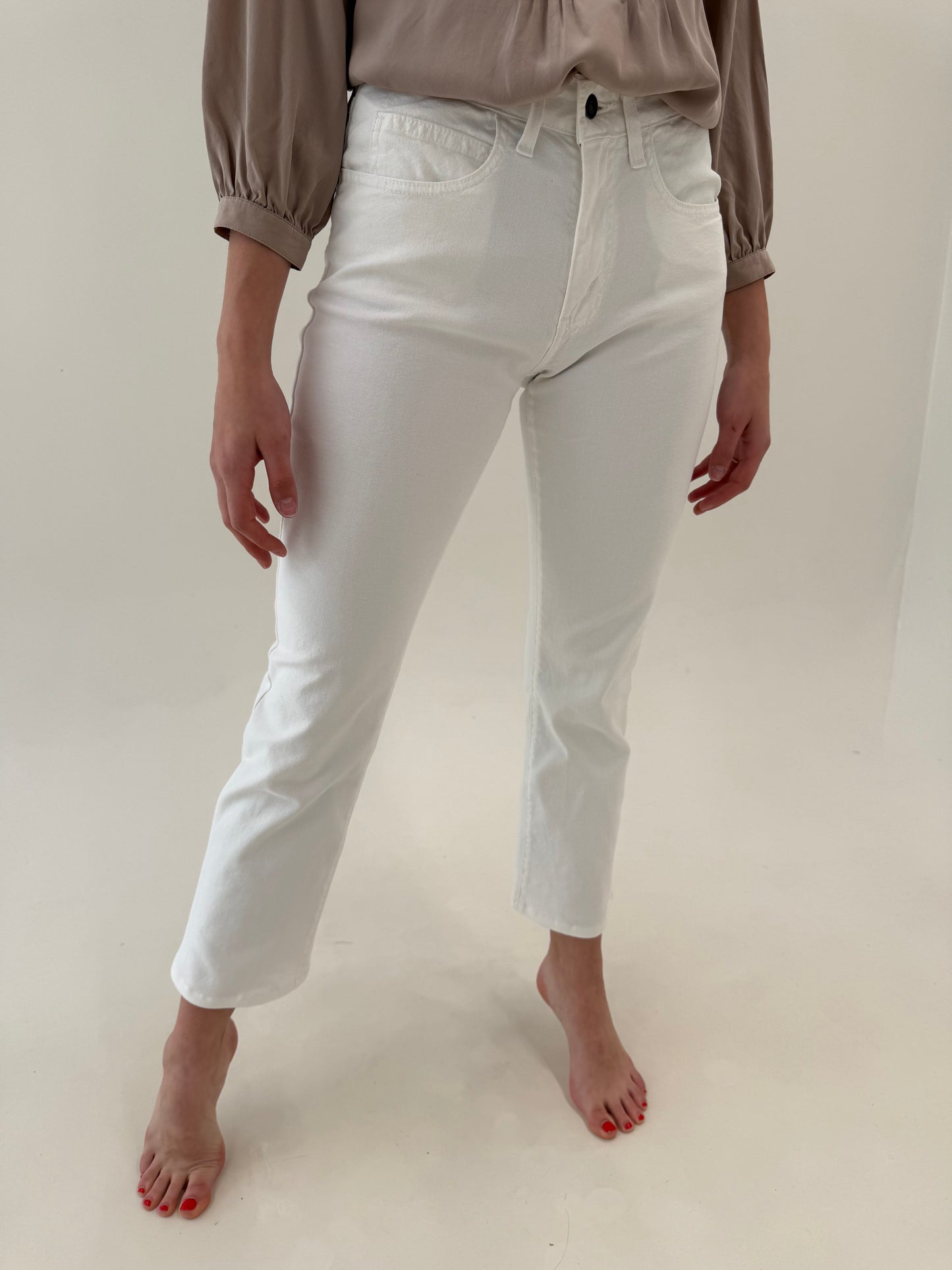 Jeans Levi’s 525 clasic fit albi ultra confort ușor modelatori