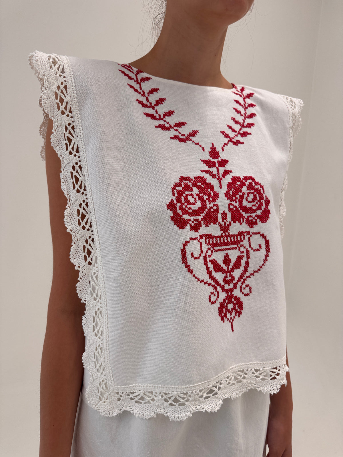 Set vintage din in excepțional cu broderie manuală și macrame