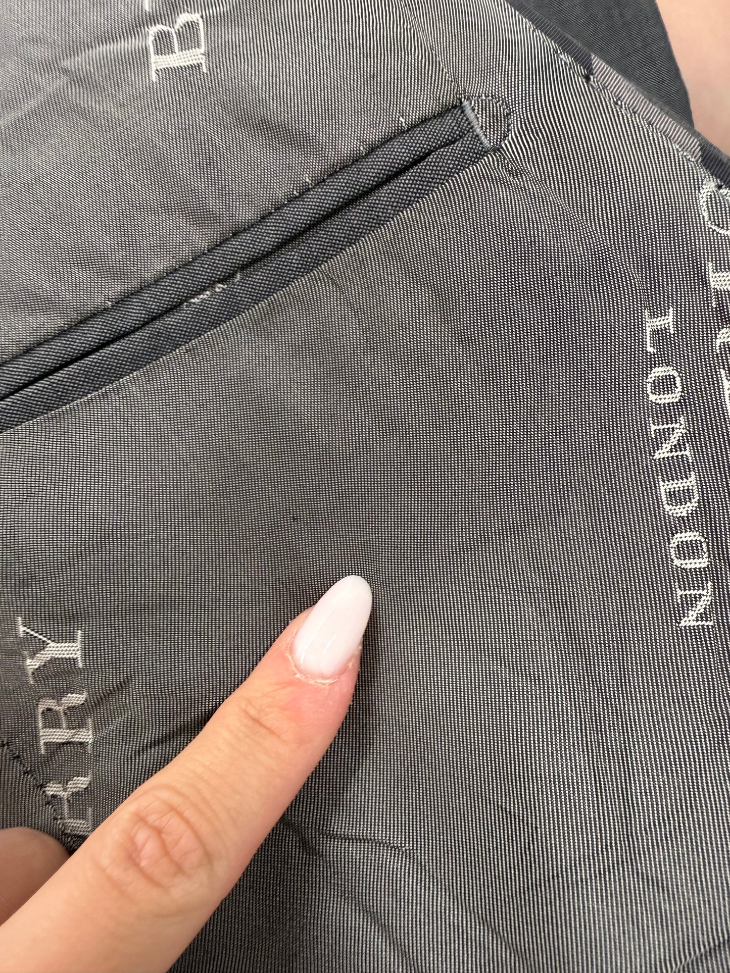 Sacou Burberry de sezon cald în croi actual din stofita lightweight