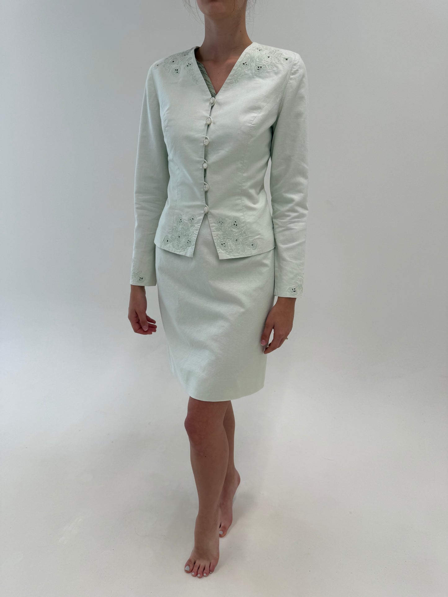 Costum de brand luxury vintage din in cu broderie excepțională