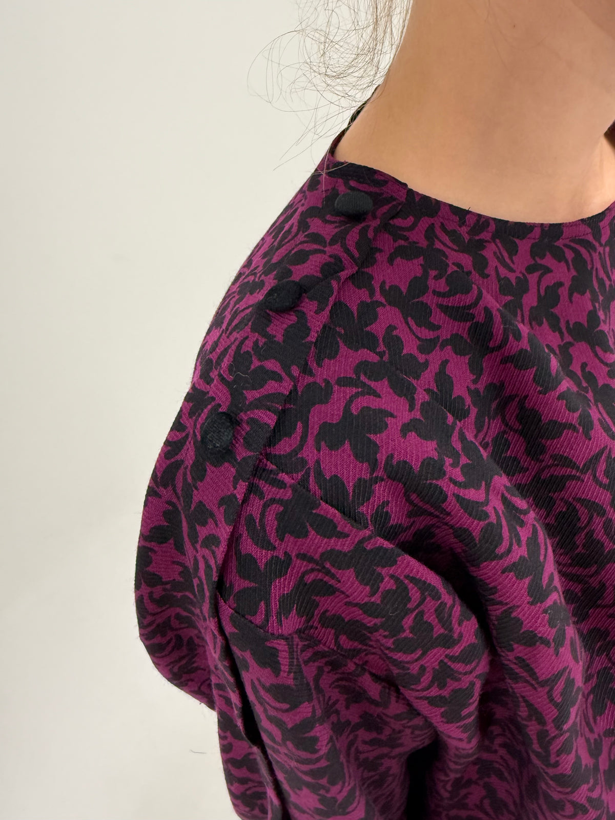 Rochie dark fucsia cu prinț negru și talie ultra înaltă din lana extrafina