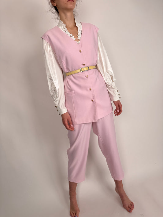Costum baby pink cu vesta cambrata și pantaloni cu talie elastică