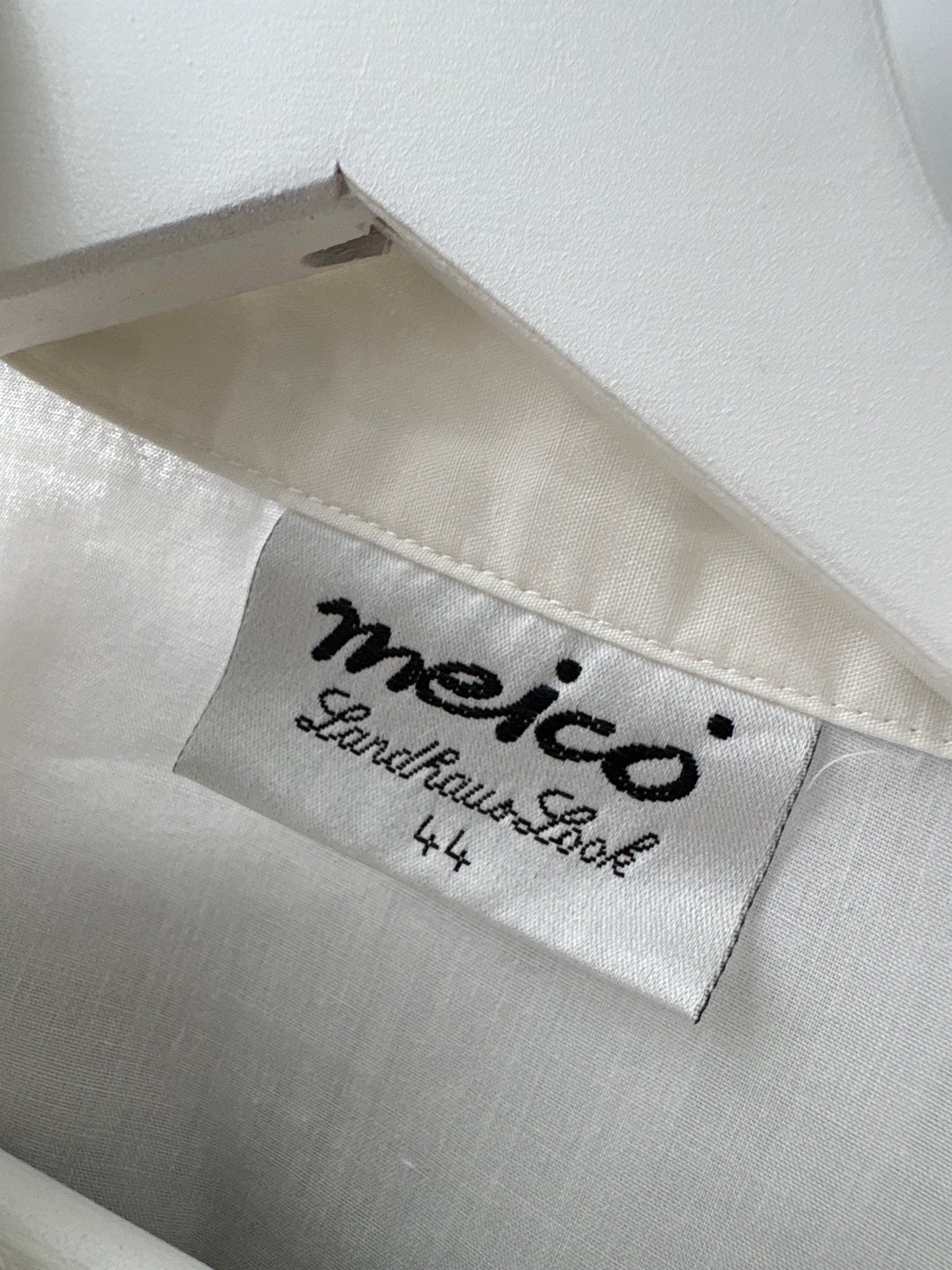 Cămașa vintage cu broderie și mâneci bufante