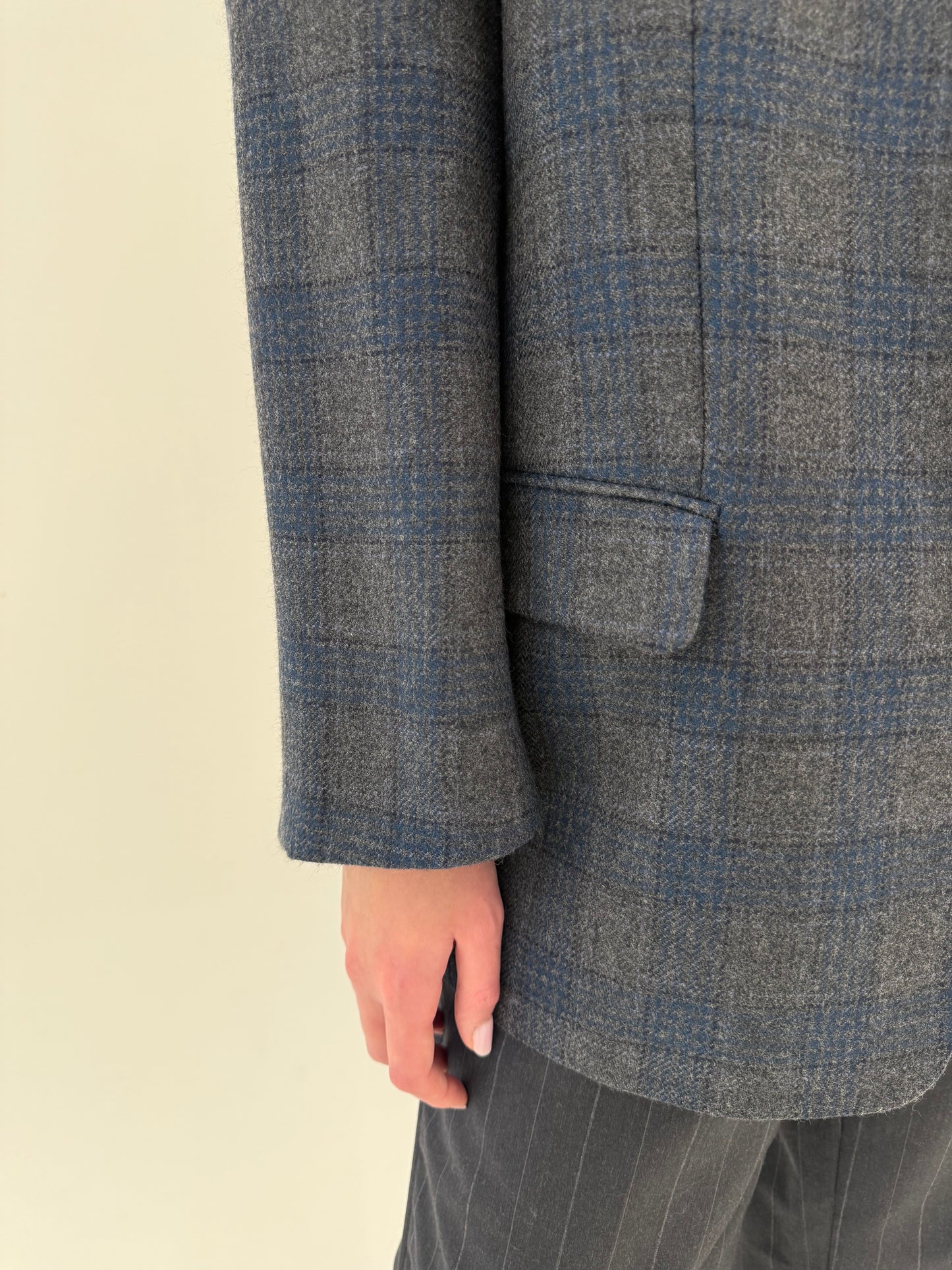 Sacou vintage în croi actual din lana plină extrafina certificată și culori neutre