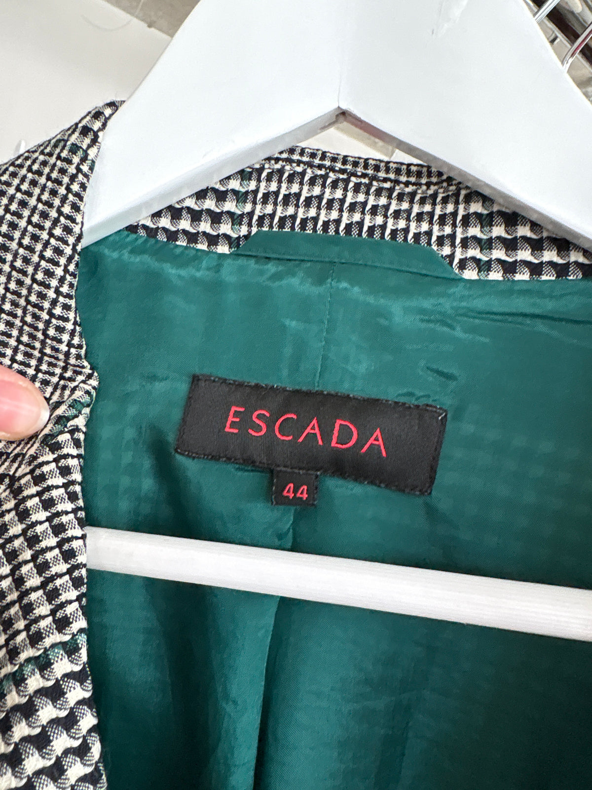 Sacou Escada în carouri alb negru cambrat din lana extrafina și mohair