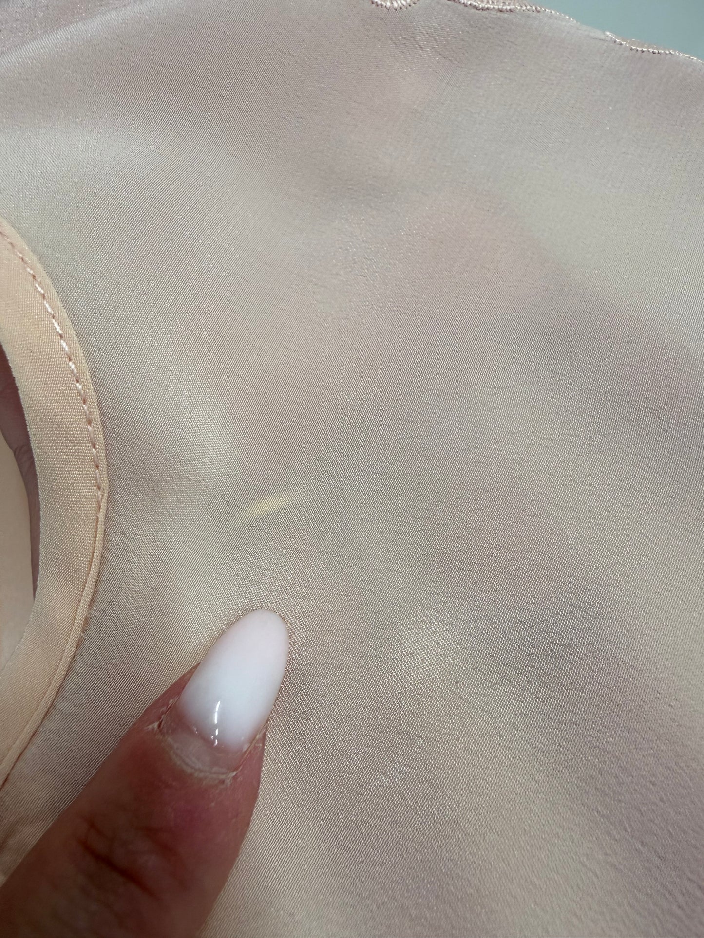 Top powder pink ușor cambrat cu broderie din mătase naturală