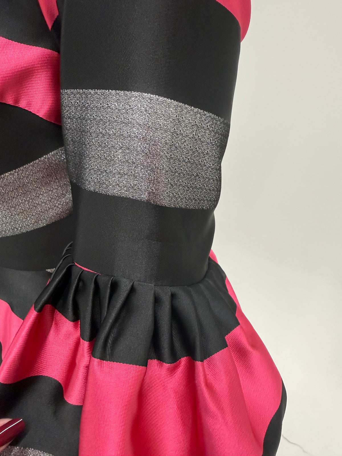Rochie de seară spectaculoasă din mikado gros în dungi și croi de ani 50 reinterpretat