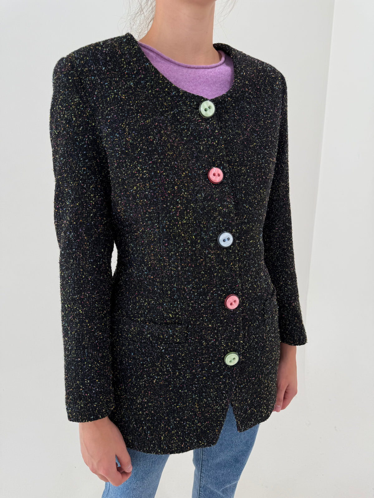 Sacou cambrat în croi lung din tweed negru curcubeu și nasturi pastel