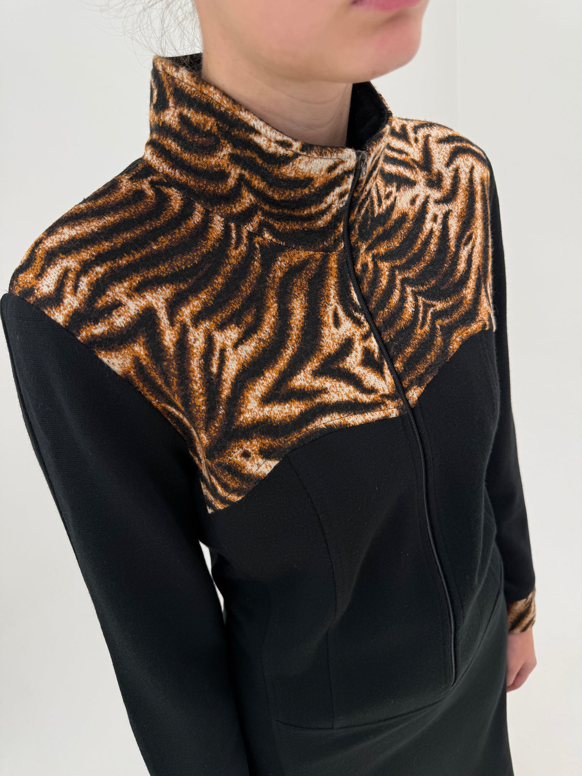 Rochie vintage neagră cu animal print și influențe super chic ușor casual din tricot de lana
