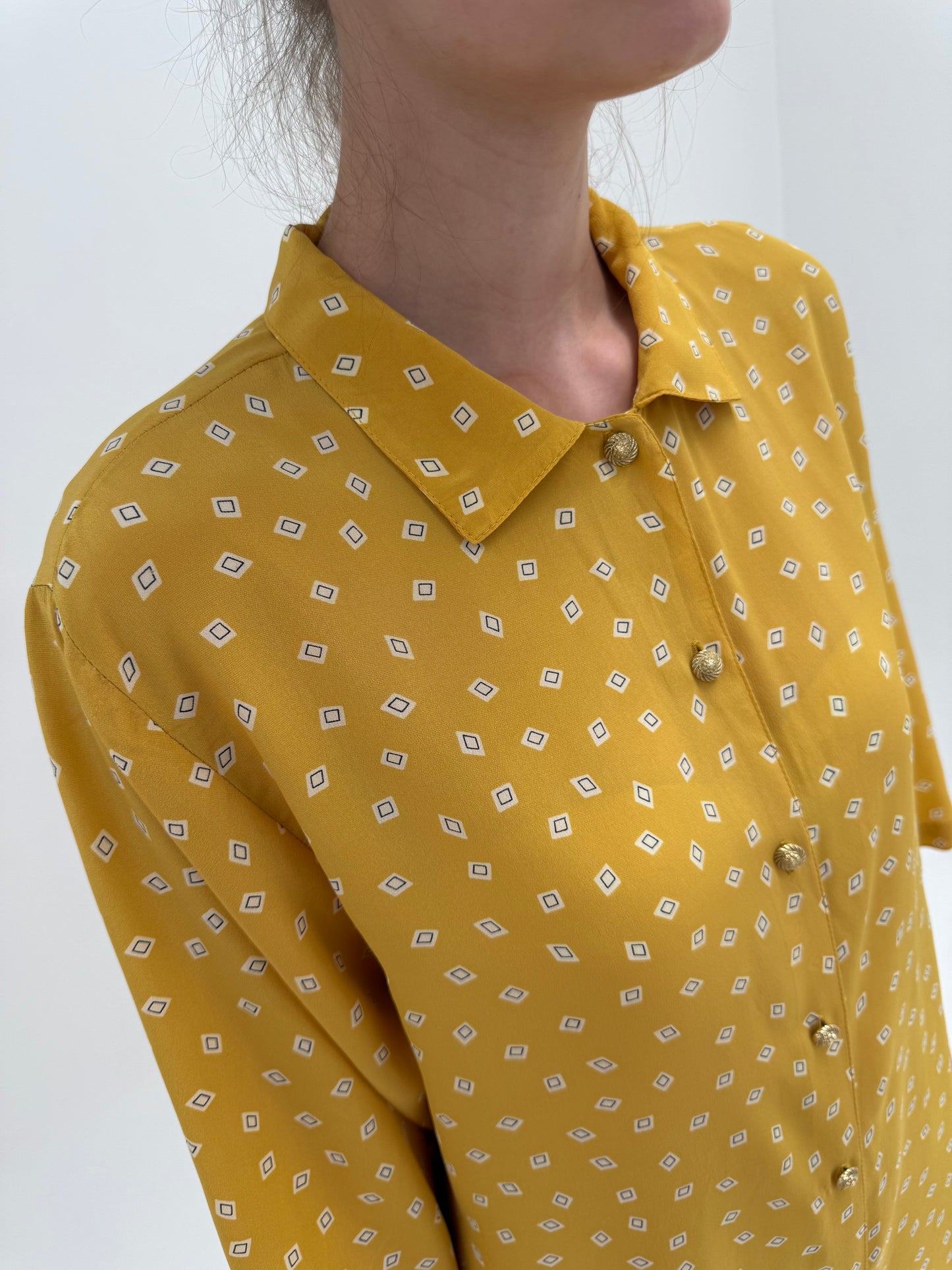 Cămașa mustard yellow în croi lung din mătase naturală