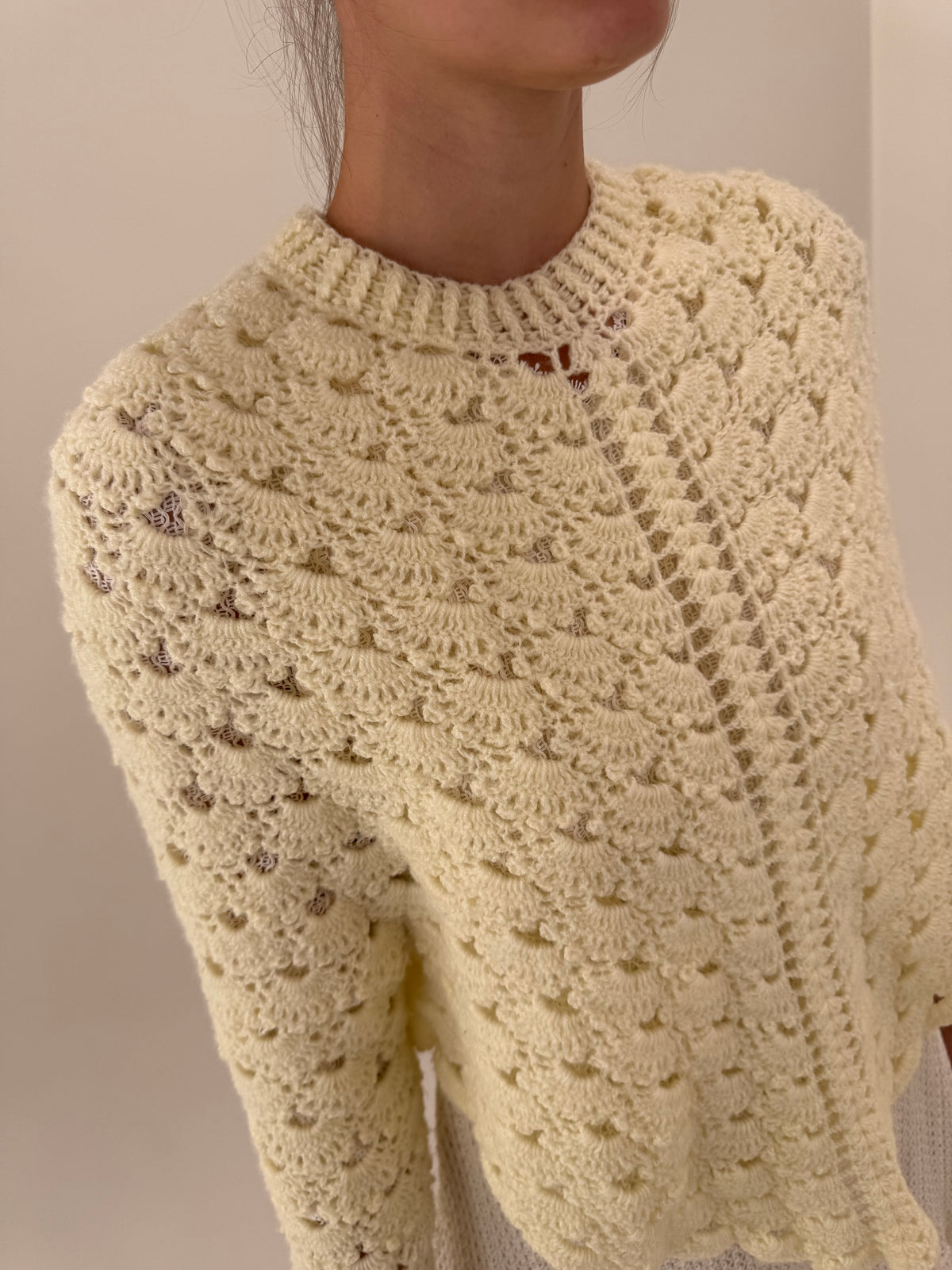 Cardigan vintage ivoire tip capa din lana dantelată lucrat manual