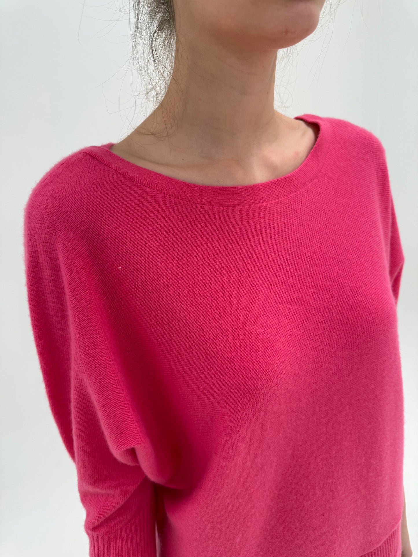 Puloveras fucsia din cașmir  în croi lejer și mânecă 3/4