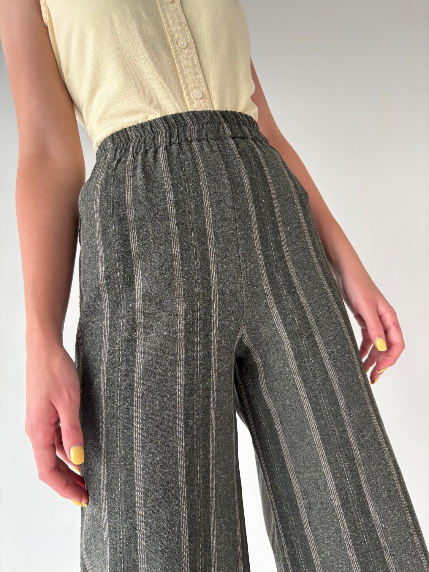 Pantaloni petite din pânză cu talie ultra înaltă și dungi fine verticale
