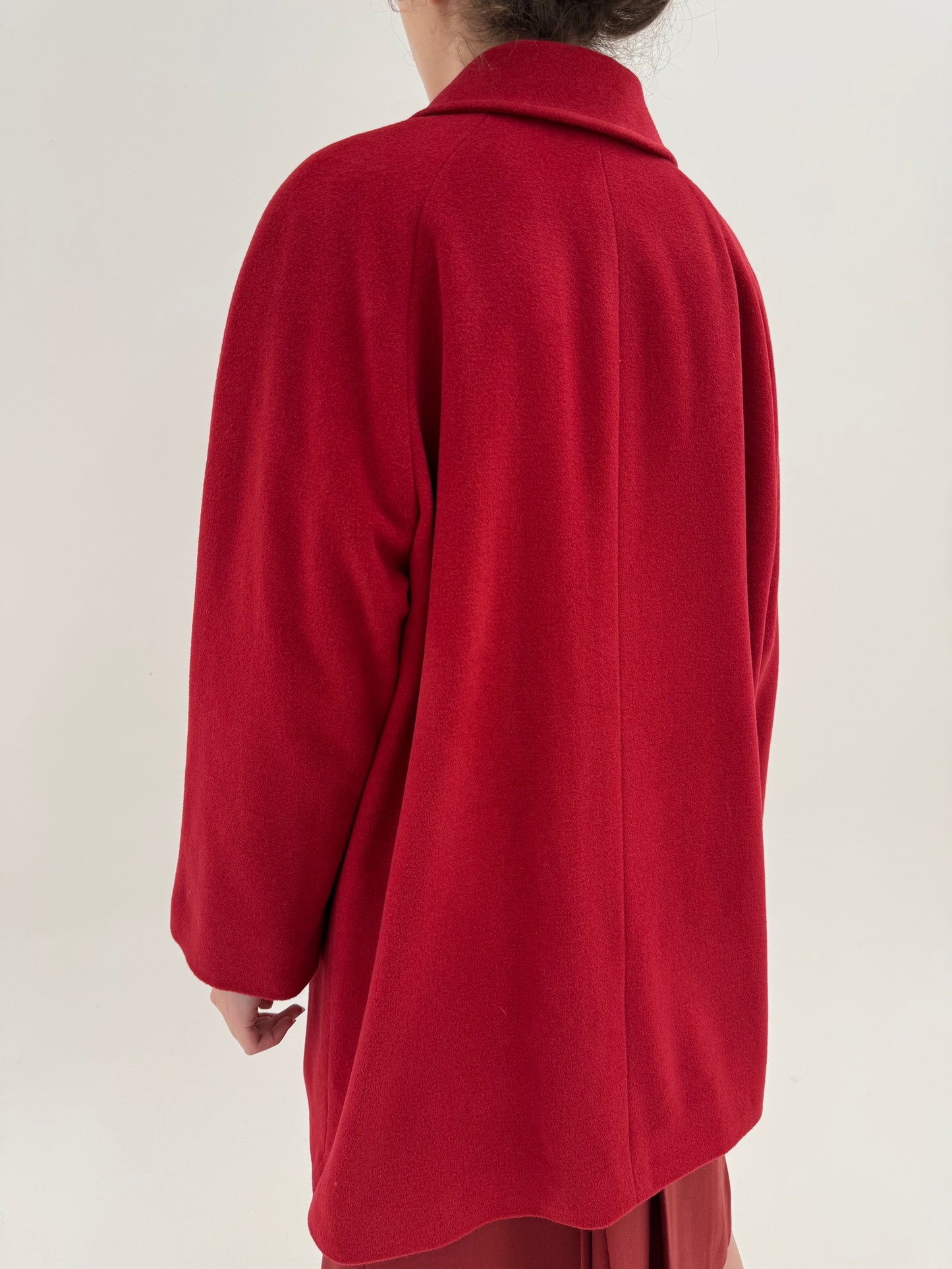 Palton italian cherry red în croi minimalist din stofă excepțională de lana