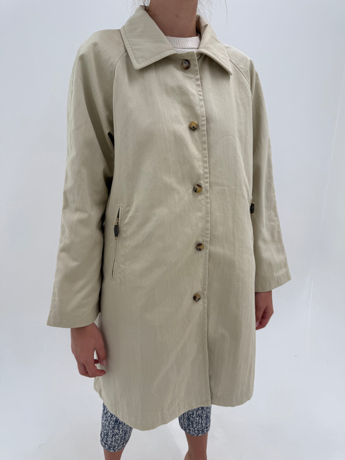 Trench Max Mara clasic camel cu trăgători decorativi în croi clasic și interior matlasat