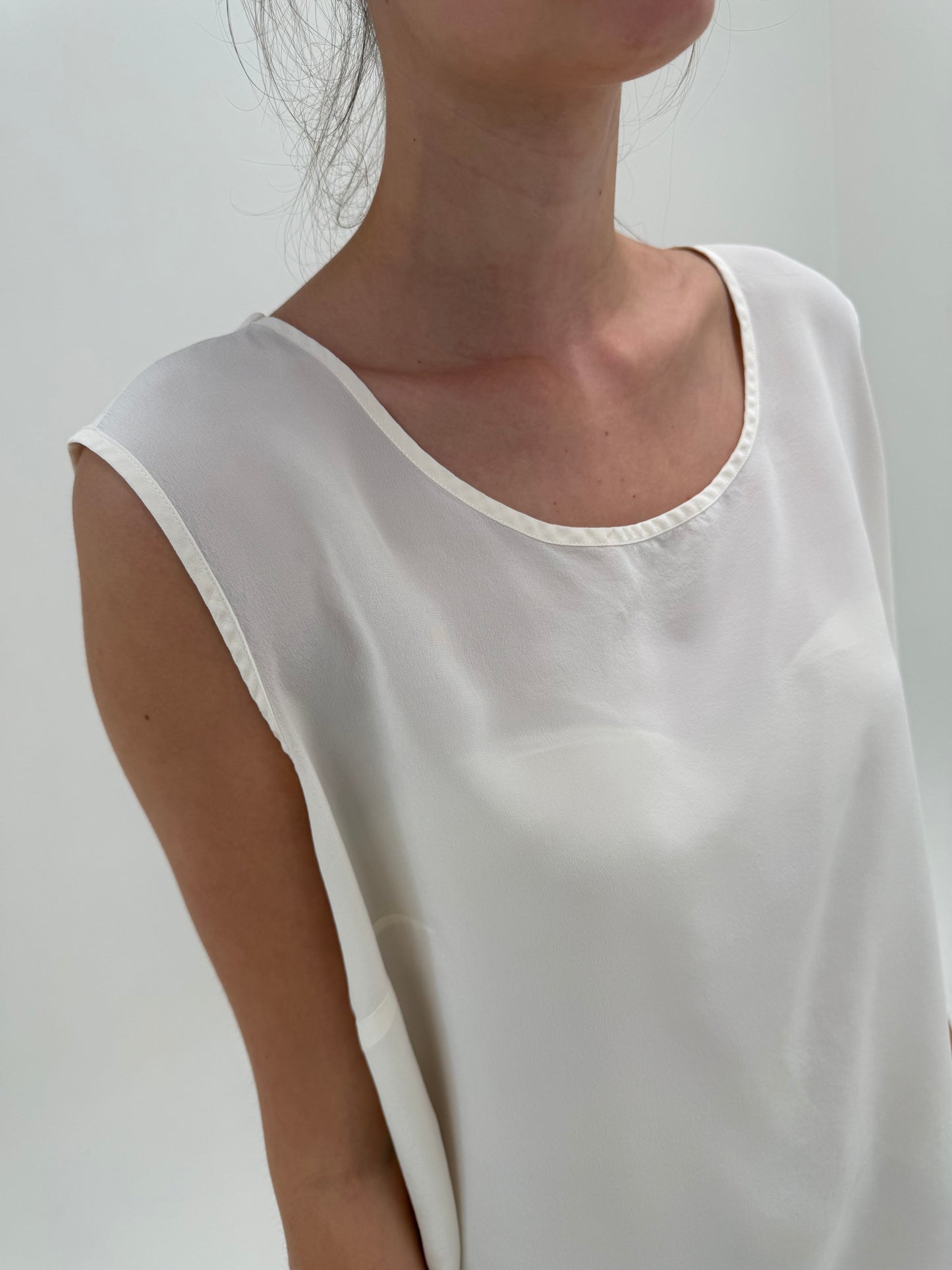 Top alb din mătase naturală cu bretele late în croi minimalist
