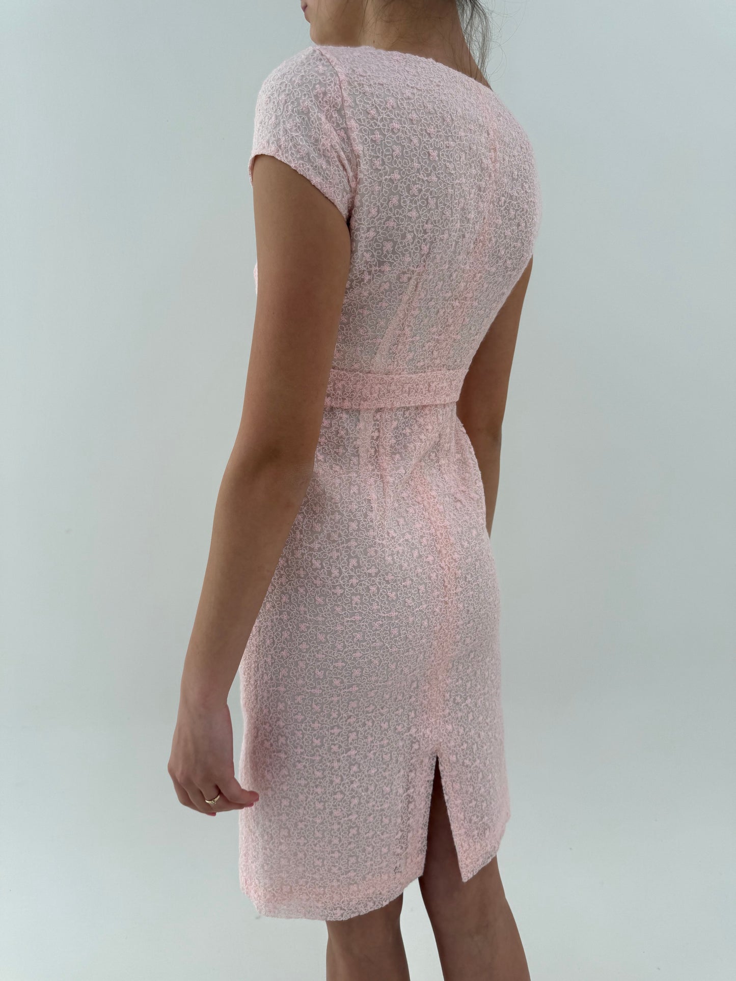 Rochie vintage roz pudrat din organza integral brodată si talie ultra înaltă marcată