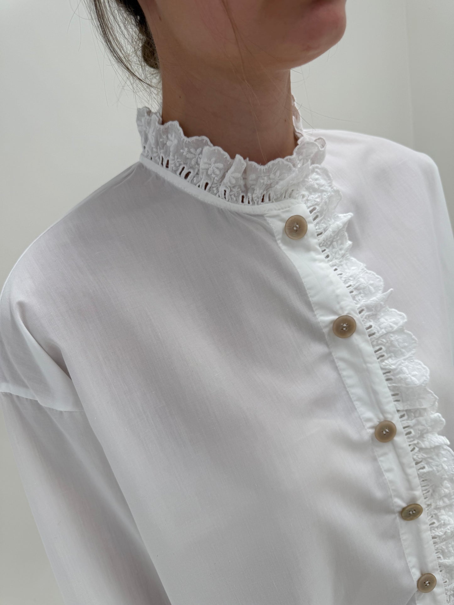 Cămașa din poplin premium cu inserții de dantelă și broderie în croi oversized