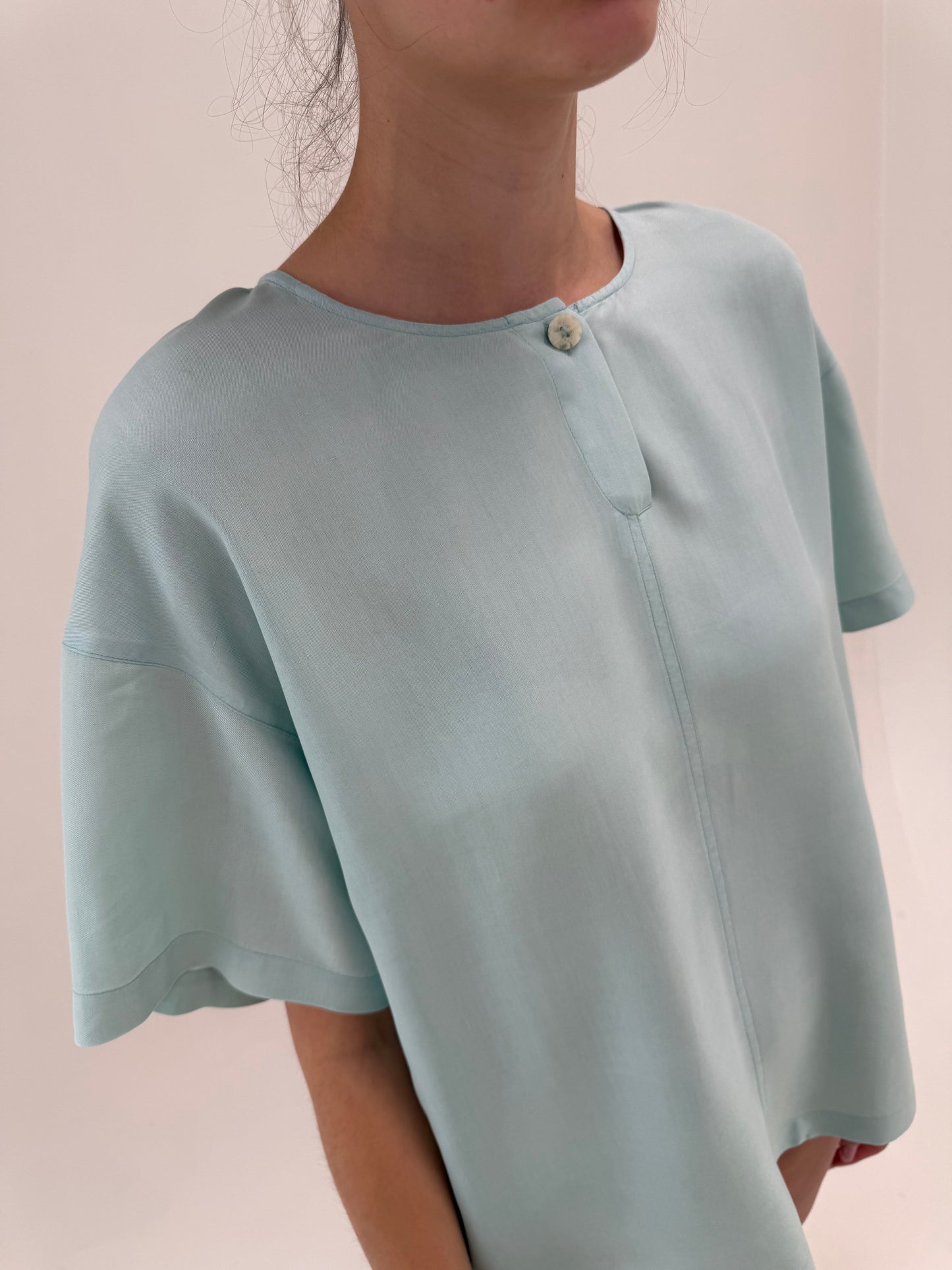 Top mint blue din mătase naturală în croi lejer minimalist