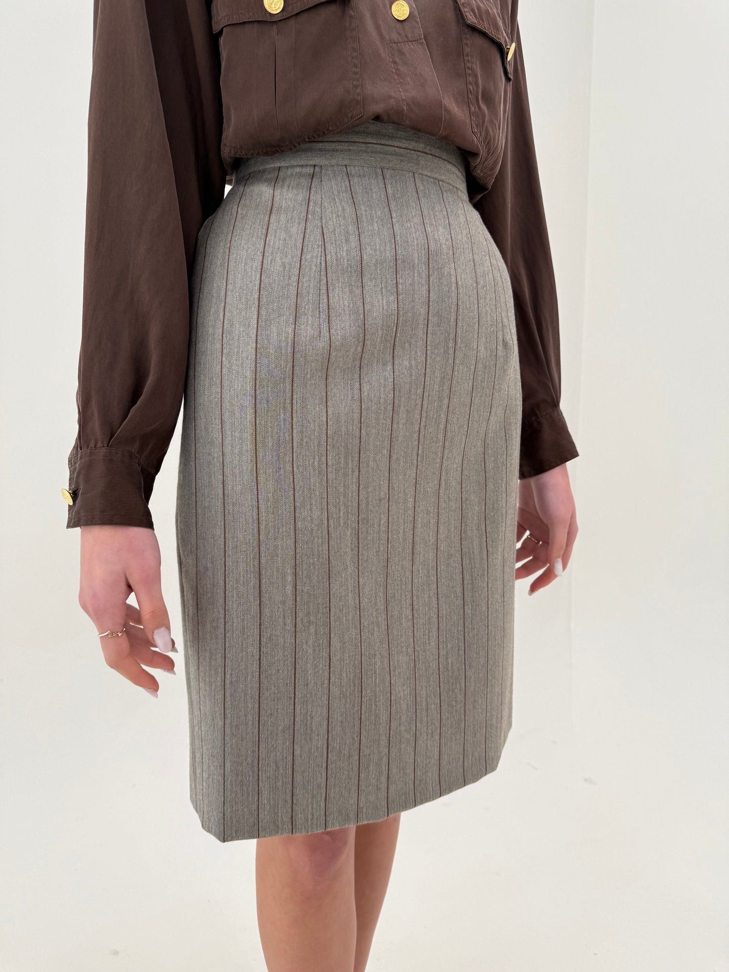 Deux piece din stofă subțire de lana extrafina și cașmir cu dungi fine verticale