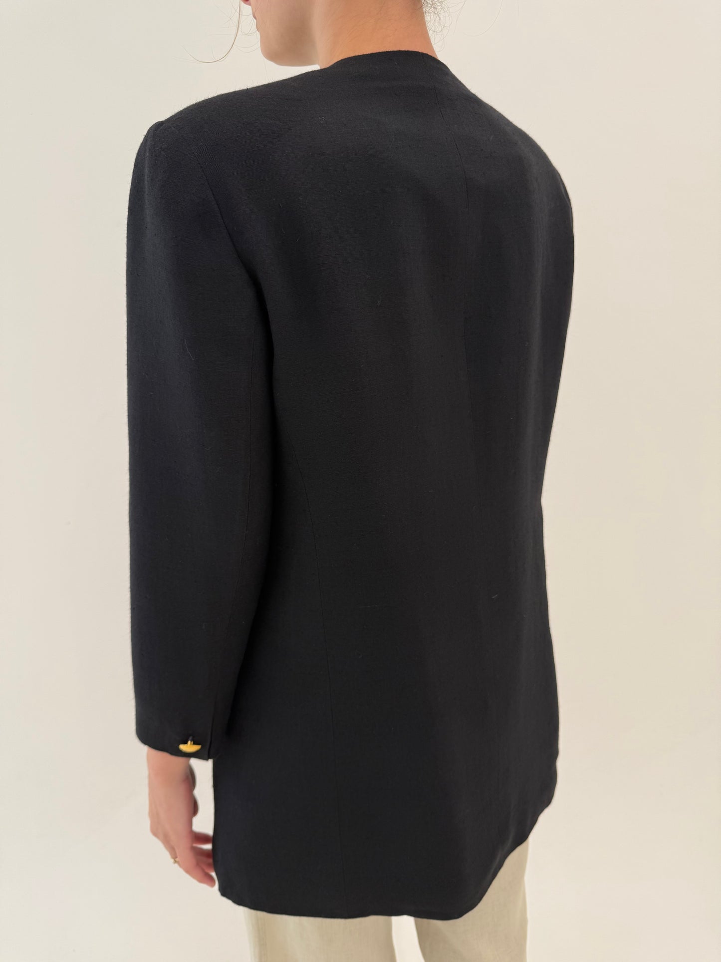 Sacou negru vintage în croi retro modern din pânză cu nasturi aurii