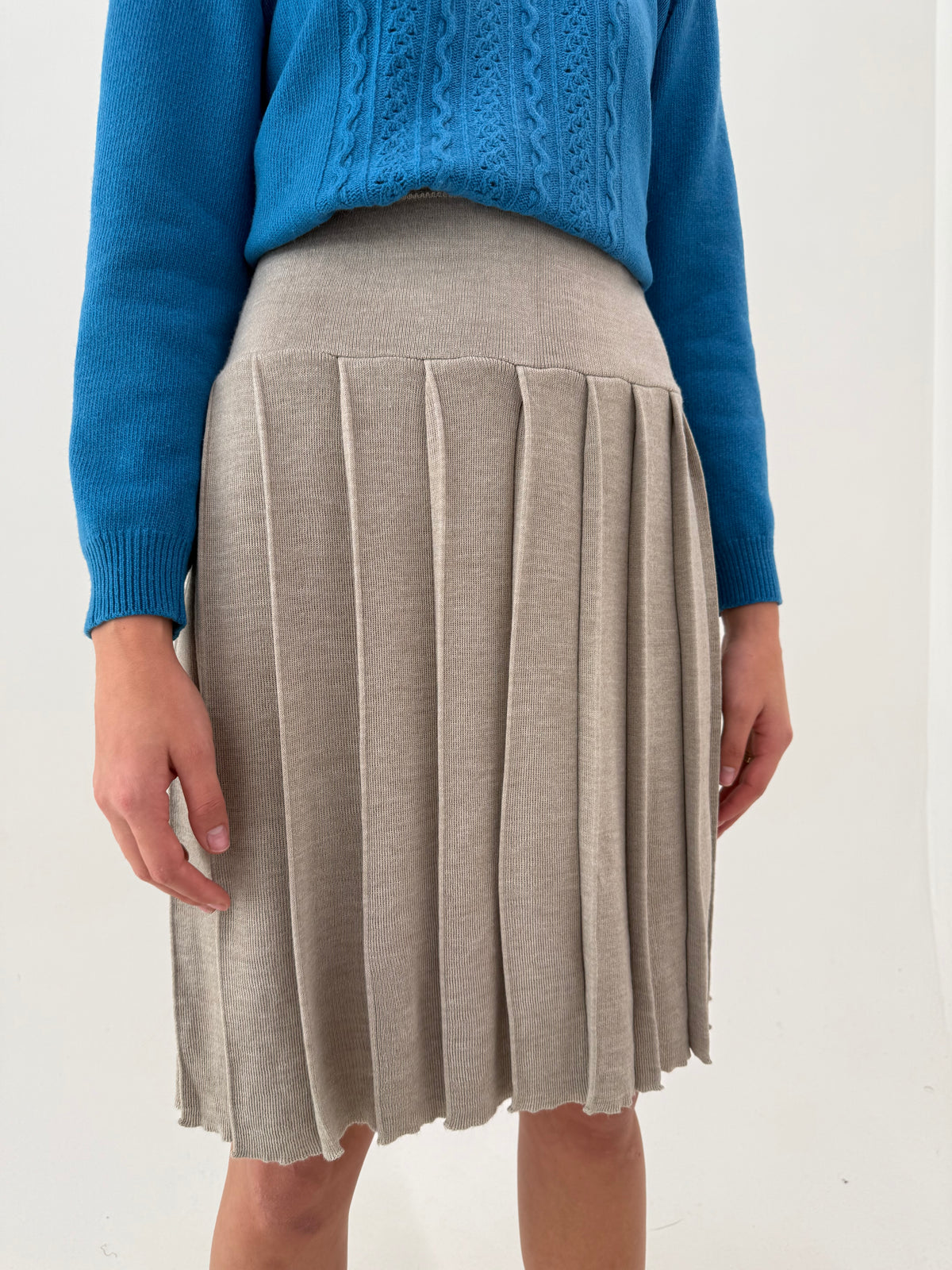 Fustă plisată nude din tricot de lana extrafina cu talie ultra marcată înaltă