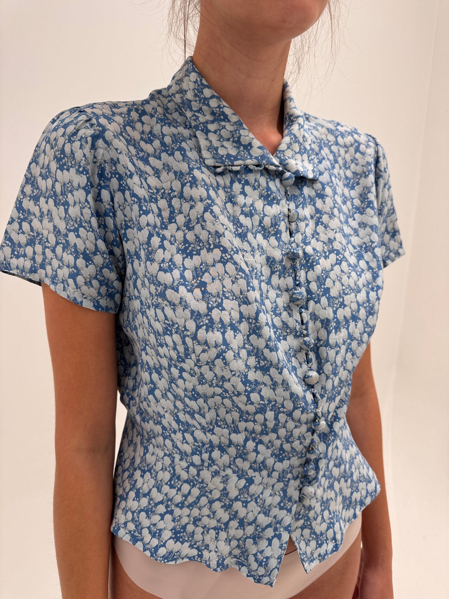 Cămașa vintage cambrata din mătase naturală cu print jeans blue și nasturi îmbrăcați
