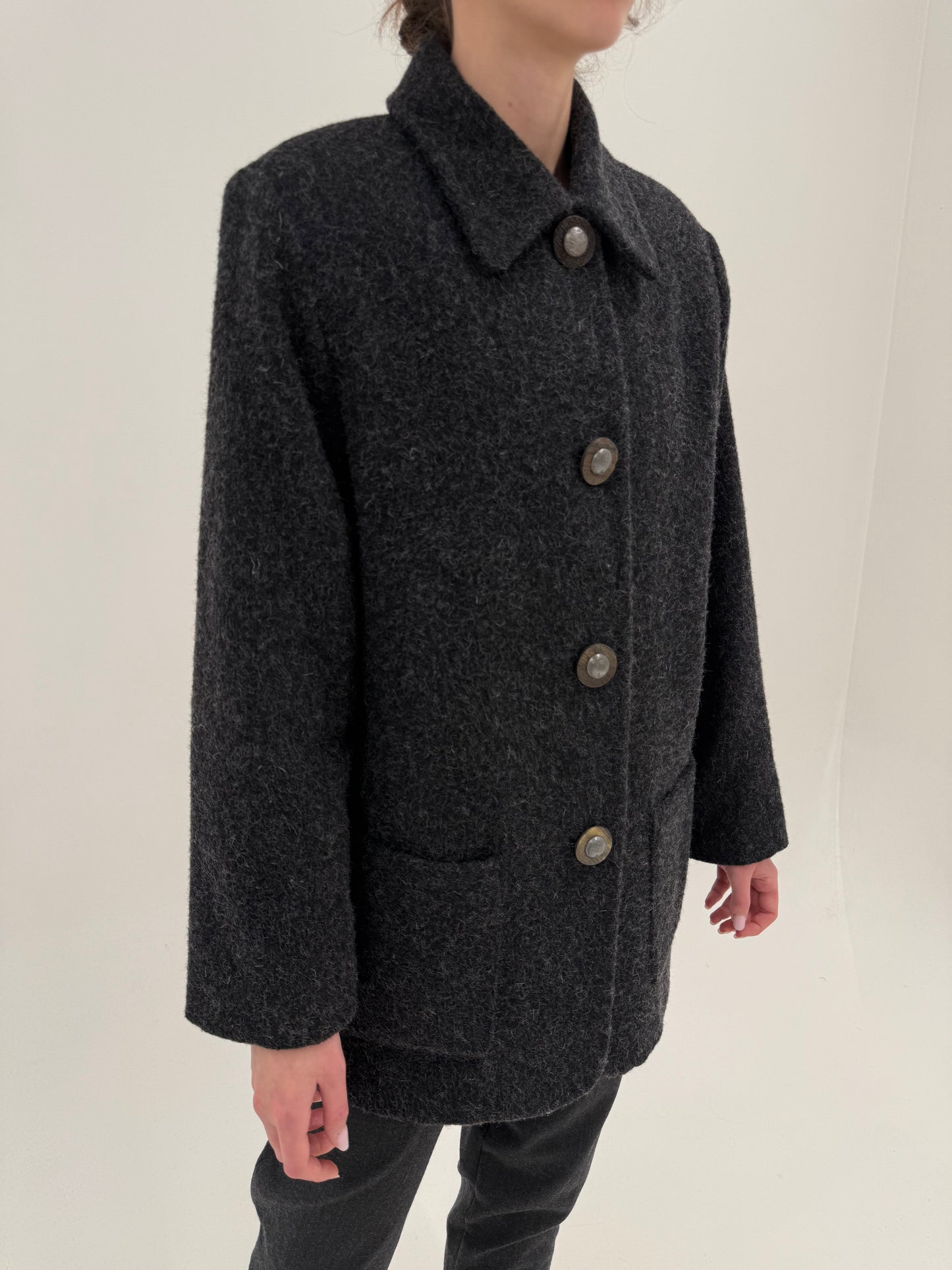 Palton din lana groasă charcoal gray în croi minimalist revenit în trend