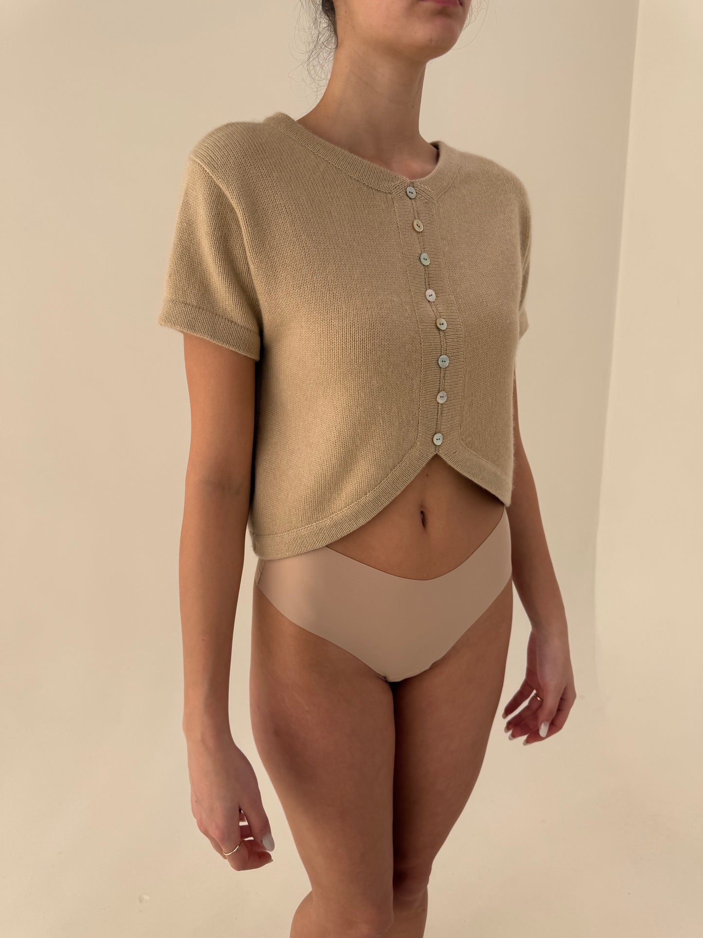 Top camel din cașmir în croi ușor cropped și nasturi decorativi