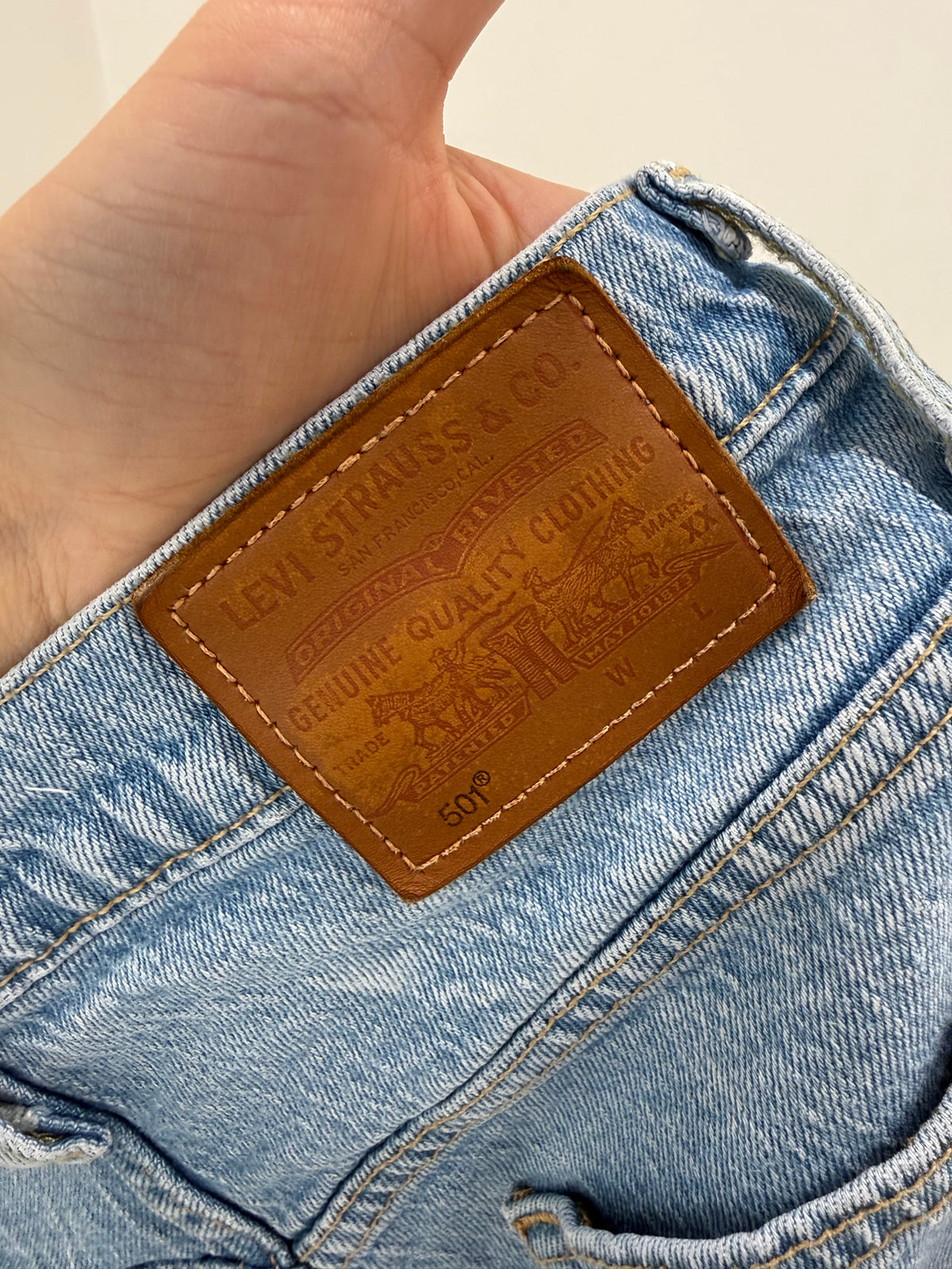 Jeans Levi’s 501 premium tall ușor modelatori lighter classic wash