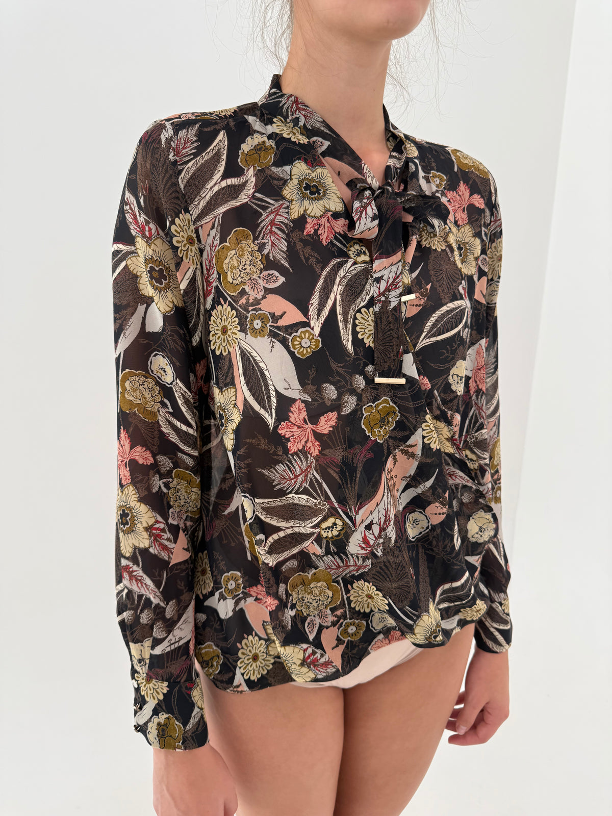 Cămașa chocolate brown cu print floral superb și panglică la gât