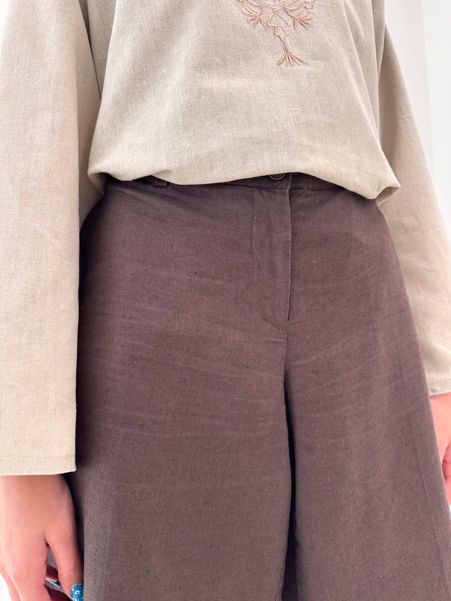 Pantaloni midi chocolate brown din pânză de in în croi actual