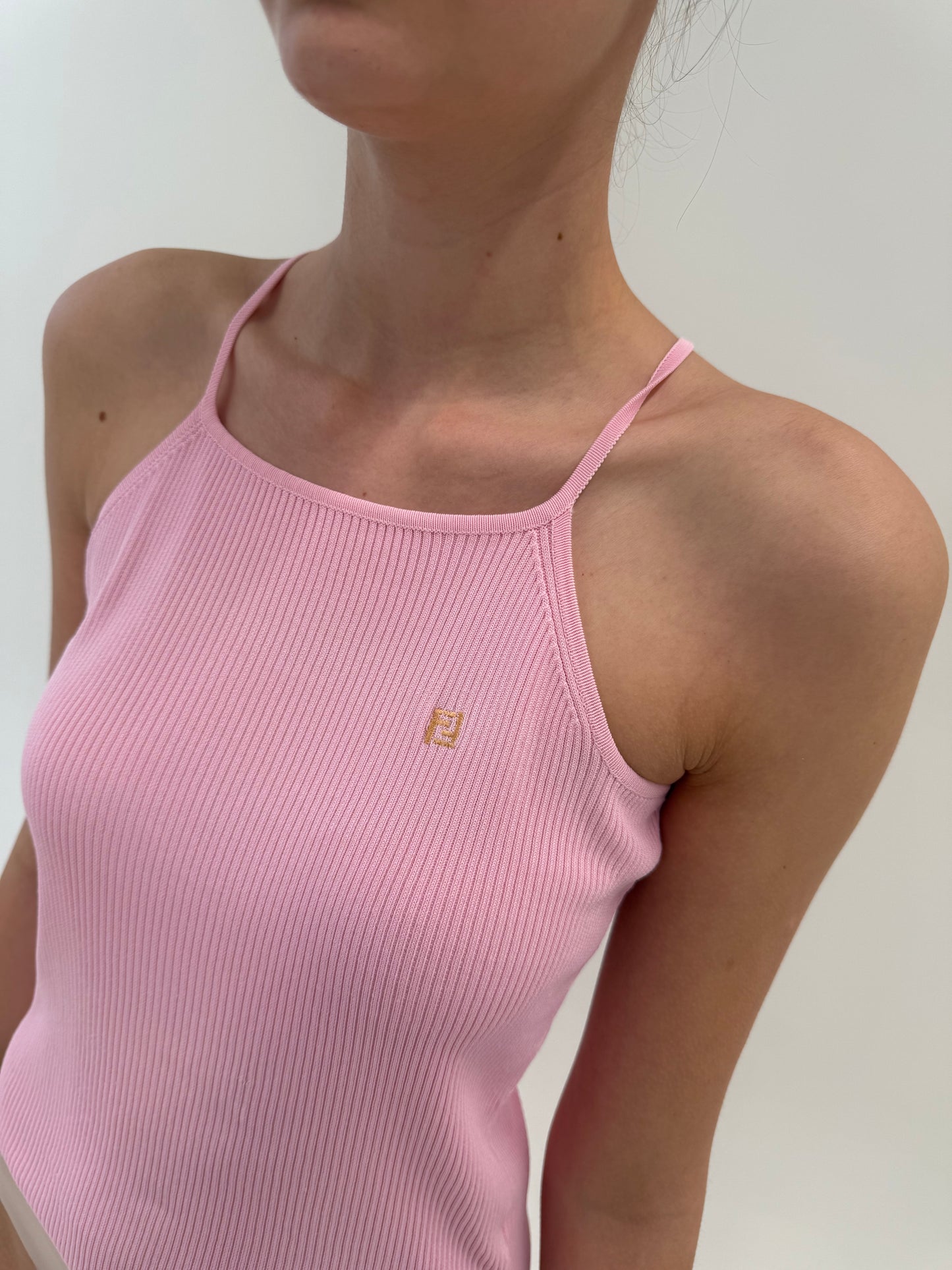 Top Fendi cu logoul discret al brandului din jerse ribbed powder pink