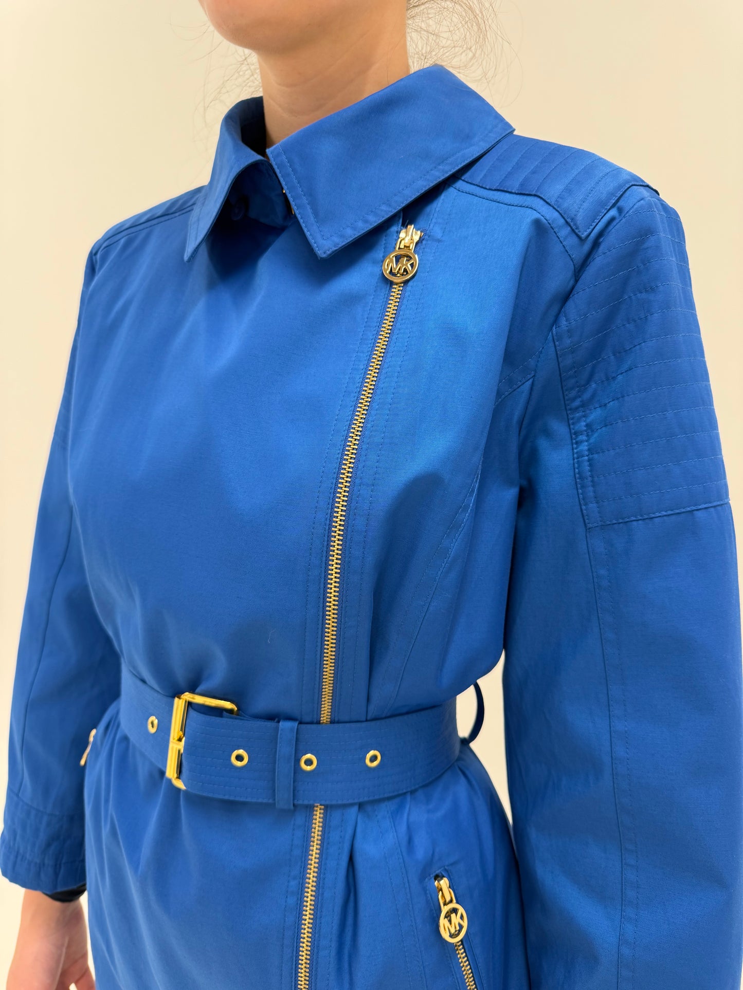 Trench petite Michael Kors albastru regal din Gabardină cu feronerie aurie