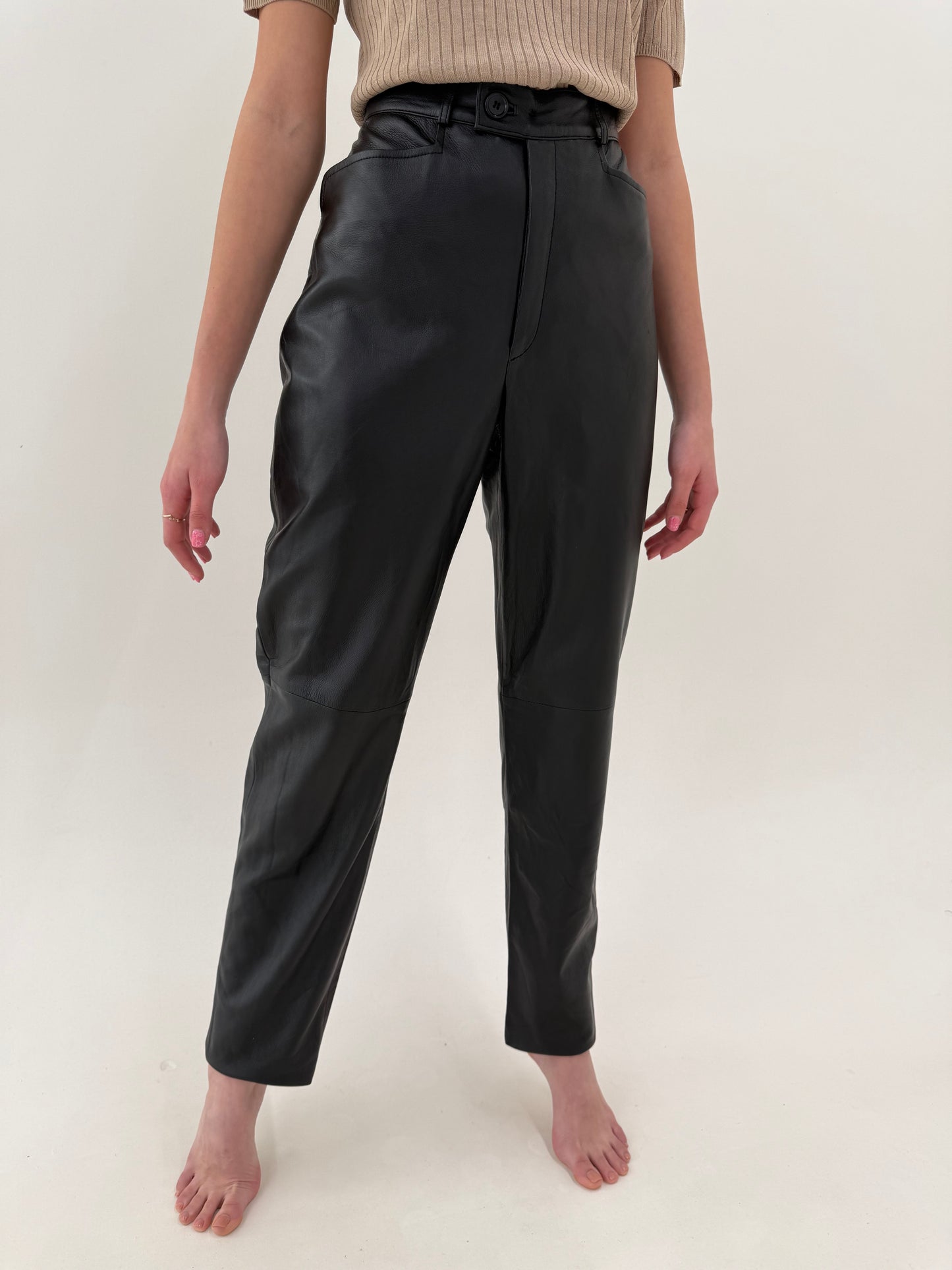 Pantaloni tall din piele naturală moale în croi clasic pe picior