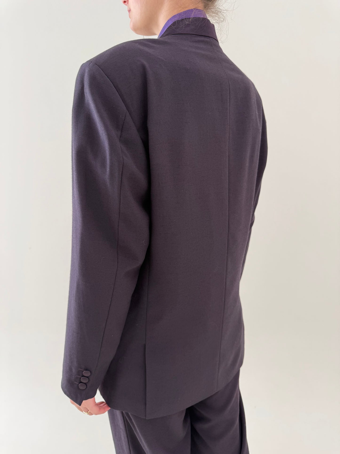 Costum vintage tip smoking aubergine cu revere satinate de la zi la seară