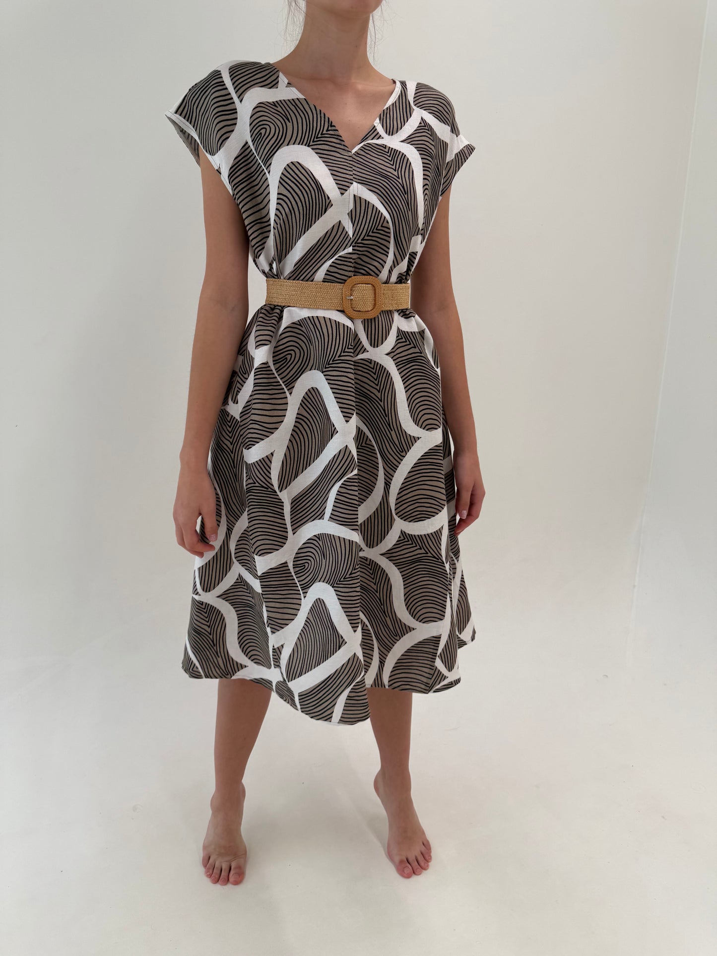 Rochie din pânză de in în croi minimalist și print actual